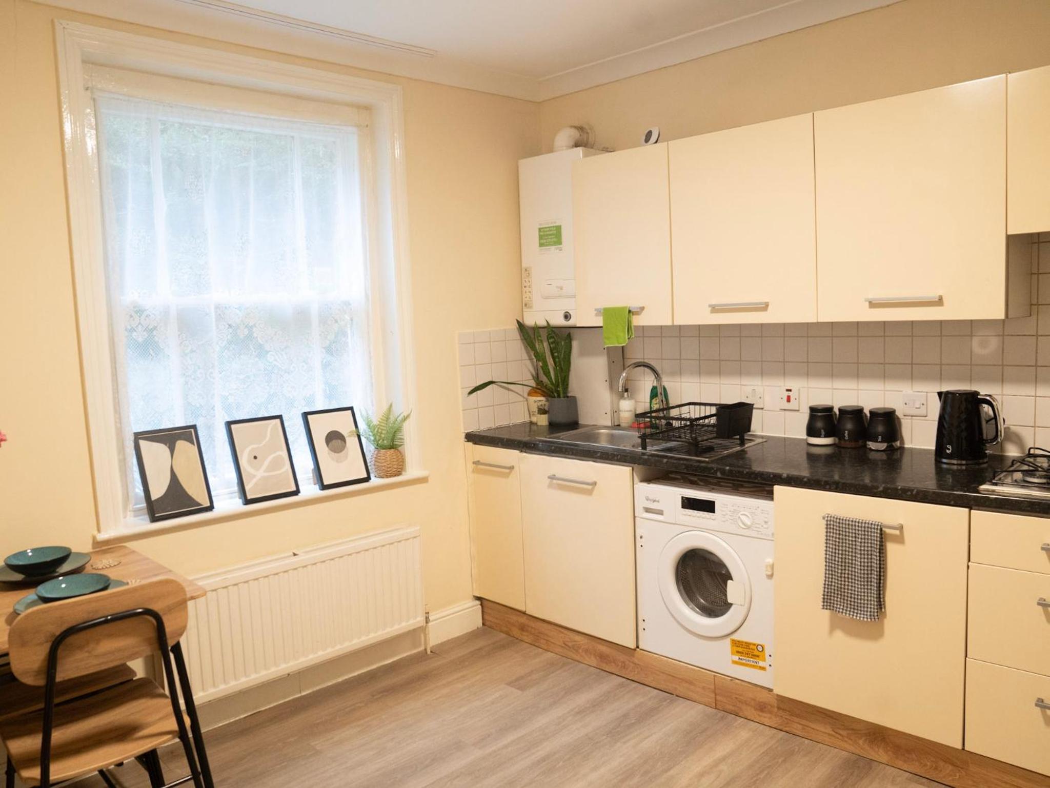 3 bed Apartment London with Balcony & Workspace