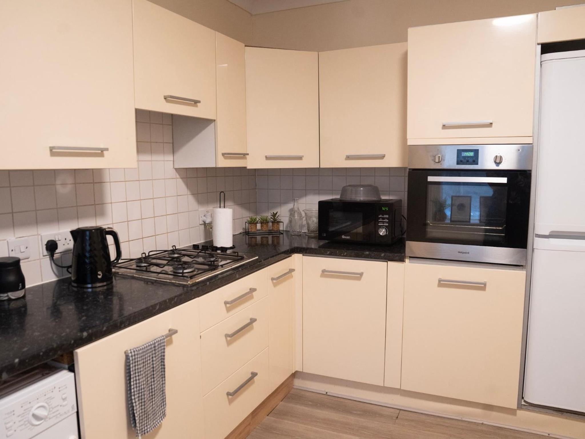 3 bed Apartment London with Balcony & Workspace