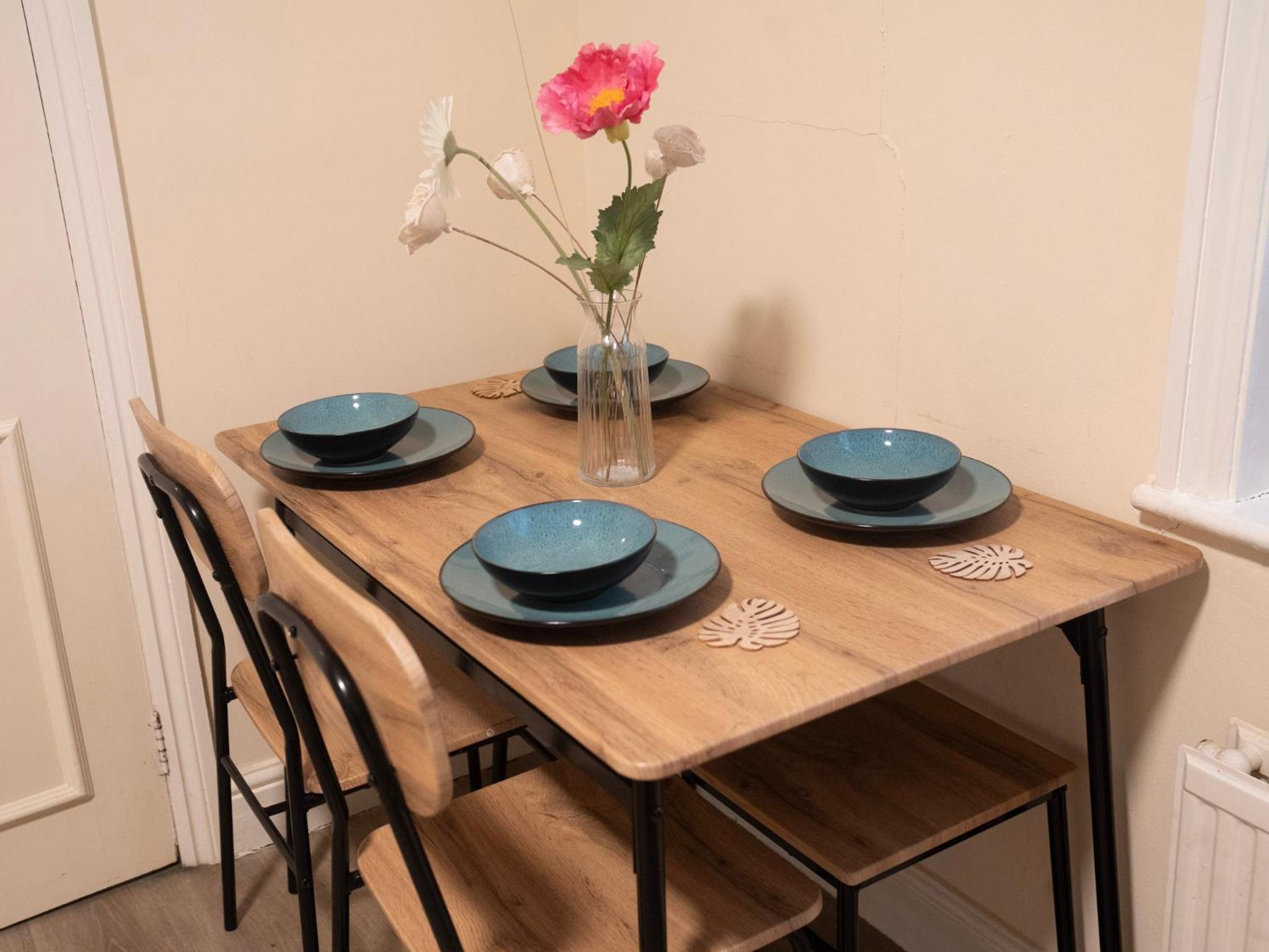 3 bed Apartment London with Balcony & Workspace