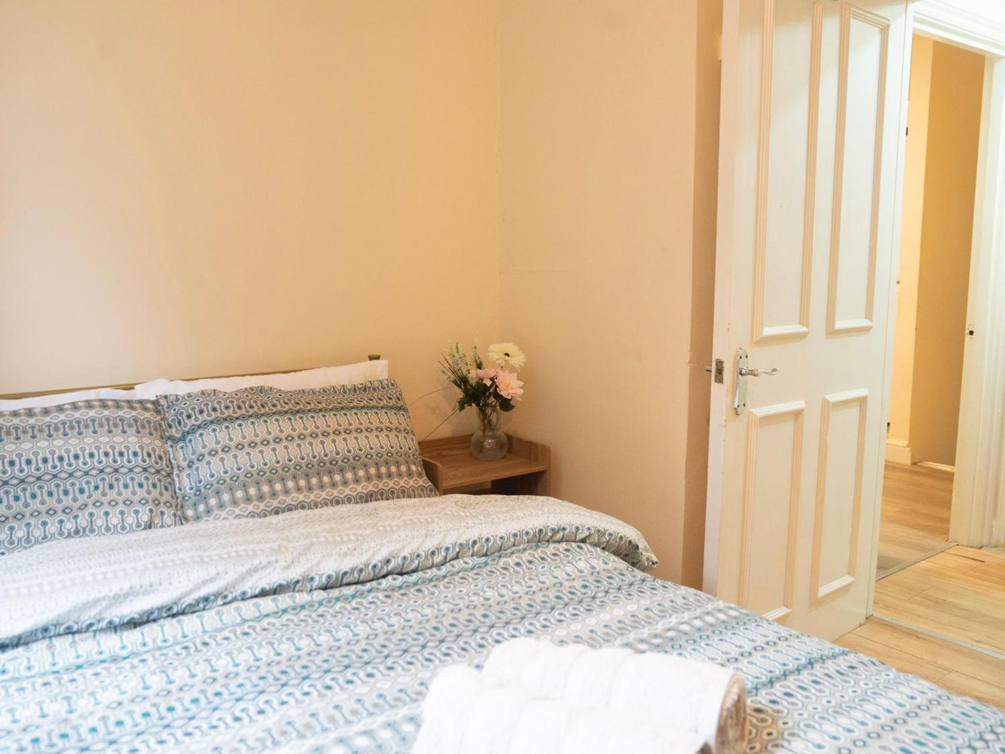 3 bed Apartment London with Balcony & Workspace