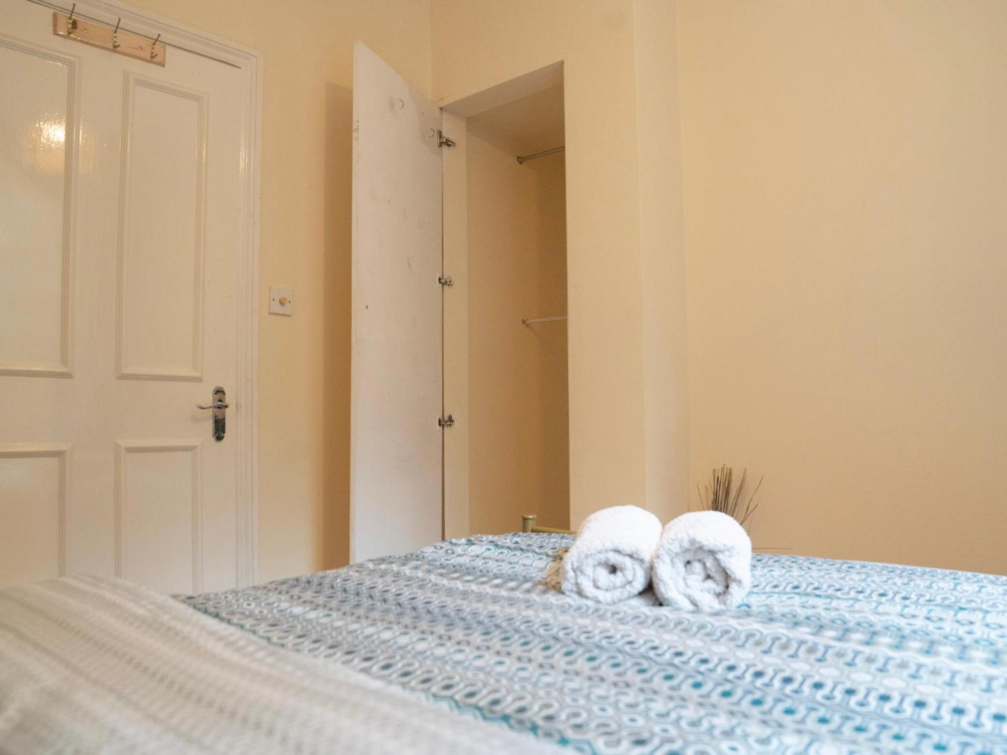 3 bed Apartment London with Balcony & Workspace