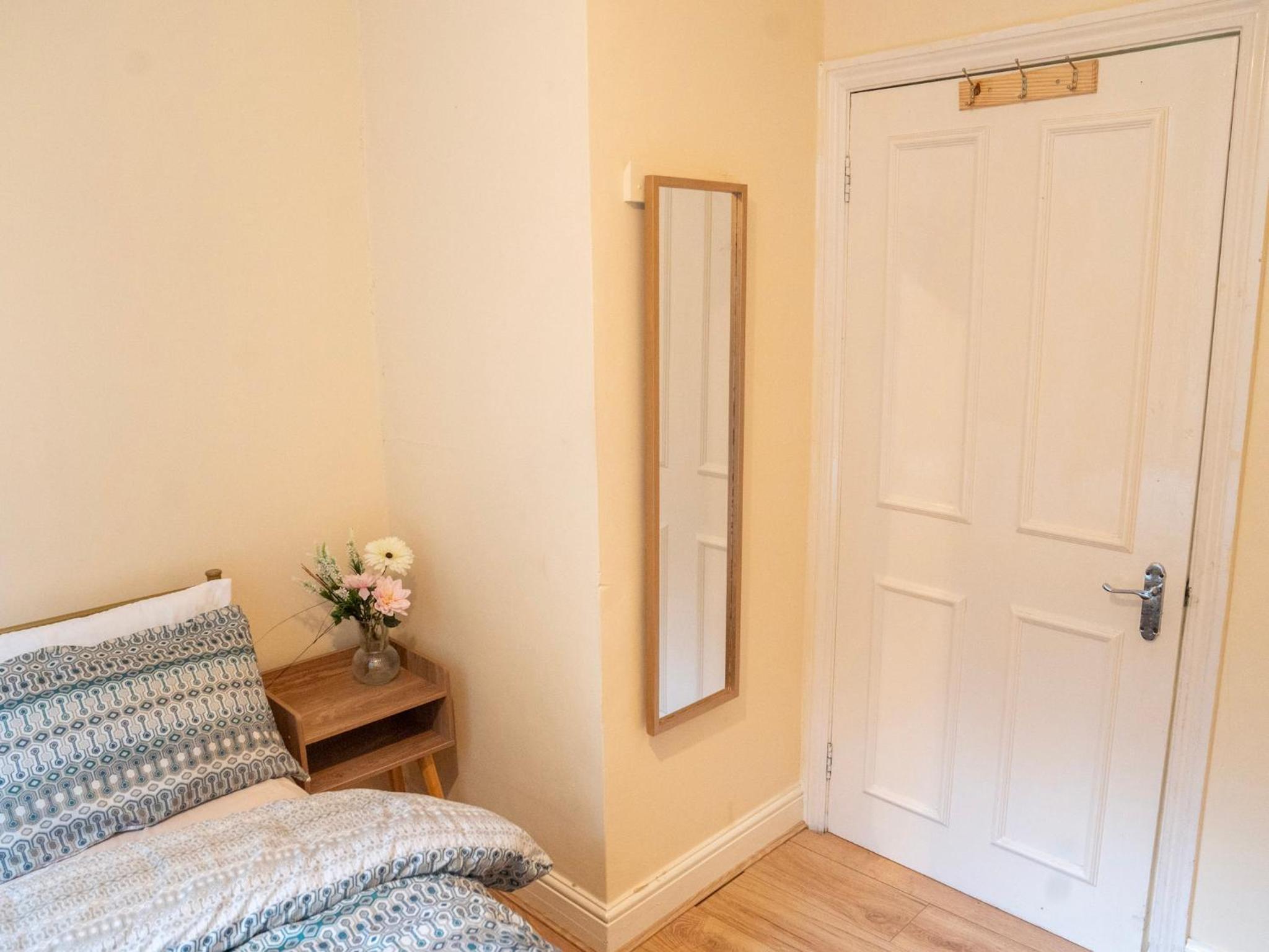 3 bed Apartment London with Balcony & Workspace