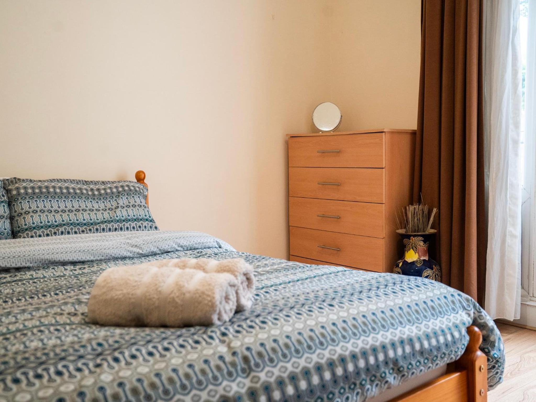 3 bed Apartment London with Balcony & Workspace