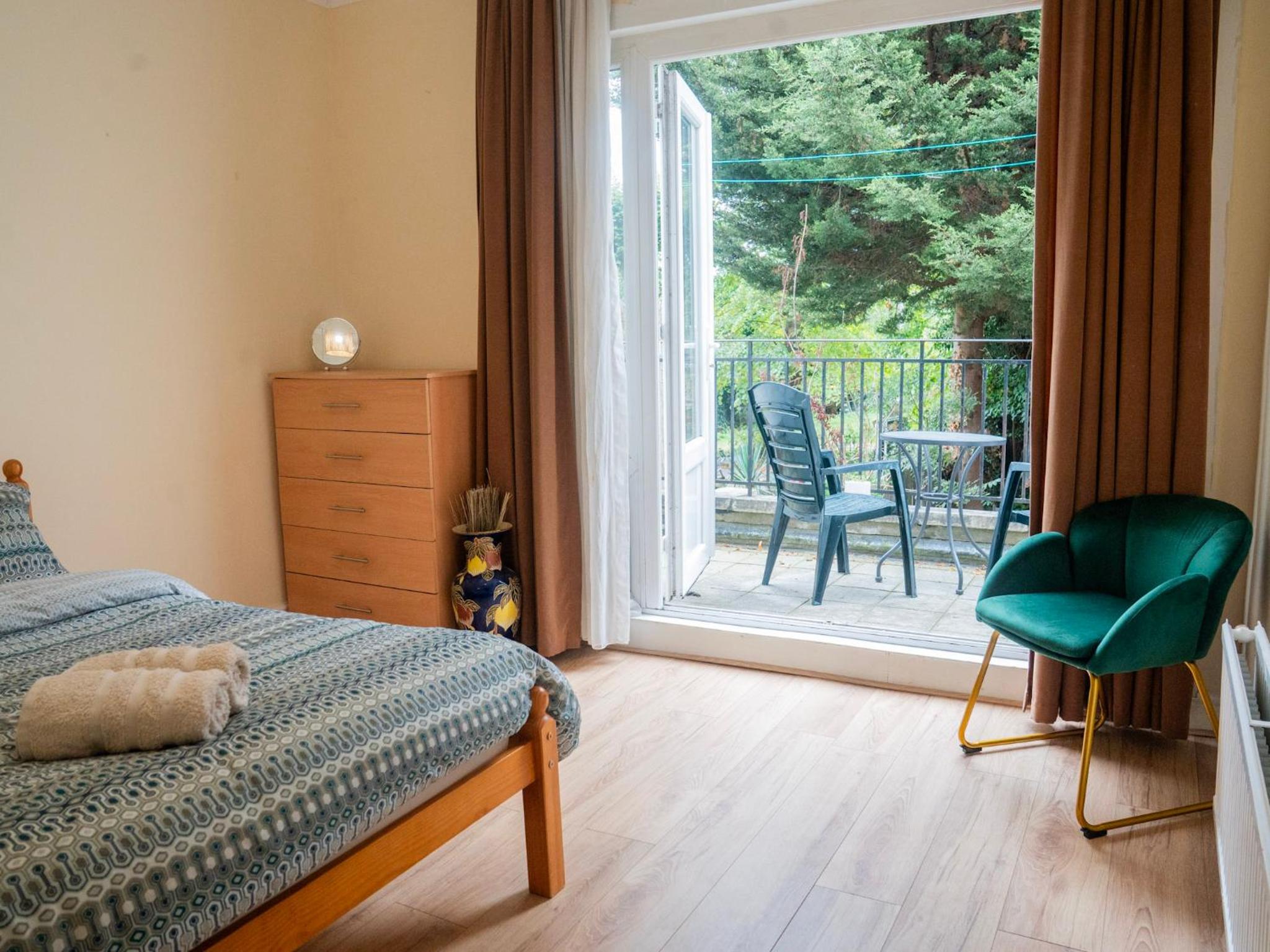 3 bed Apartment London with Balcony & Workspace