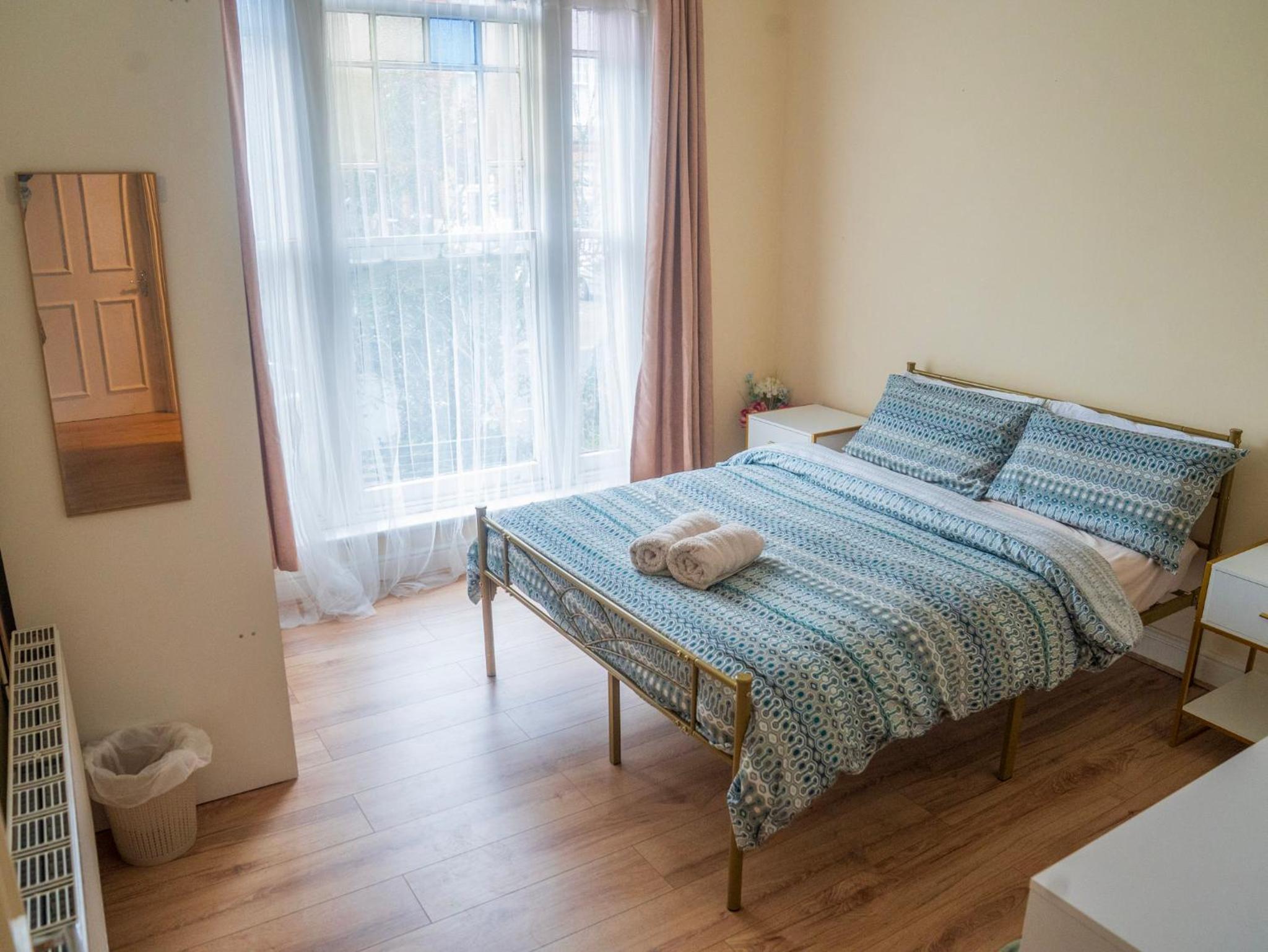 3 bed Apartment London with Balcony & Workspace