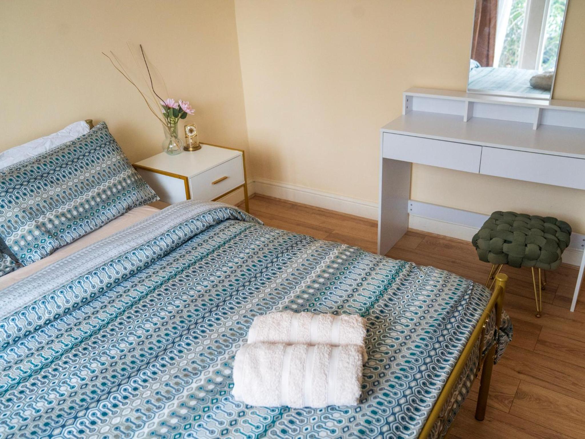 3 bed Apartment London with Balcony & Workspace