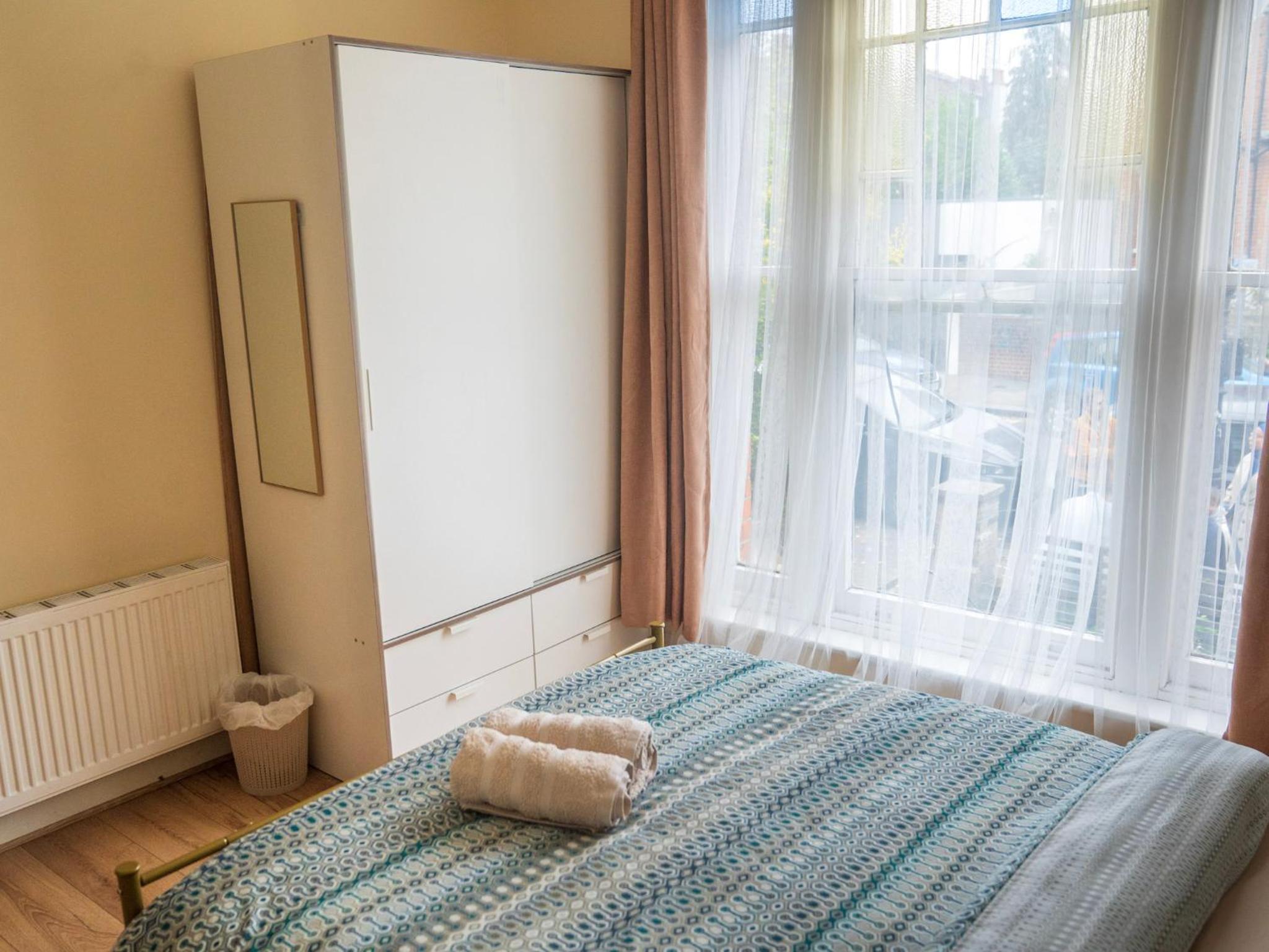 3 bed Apartment London with Balcony & Workspace