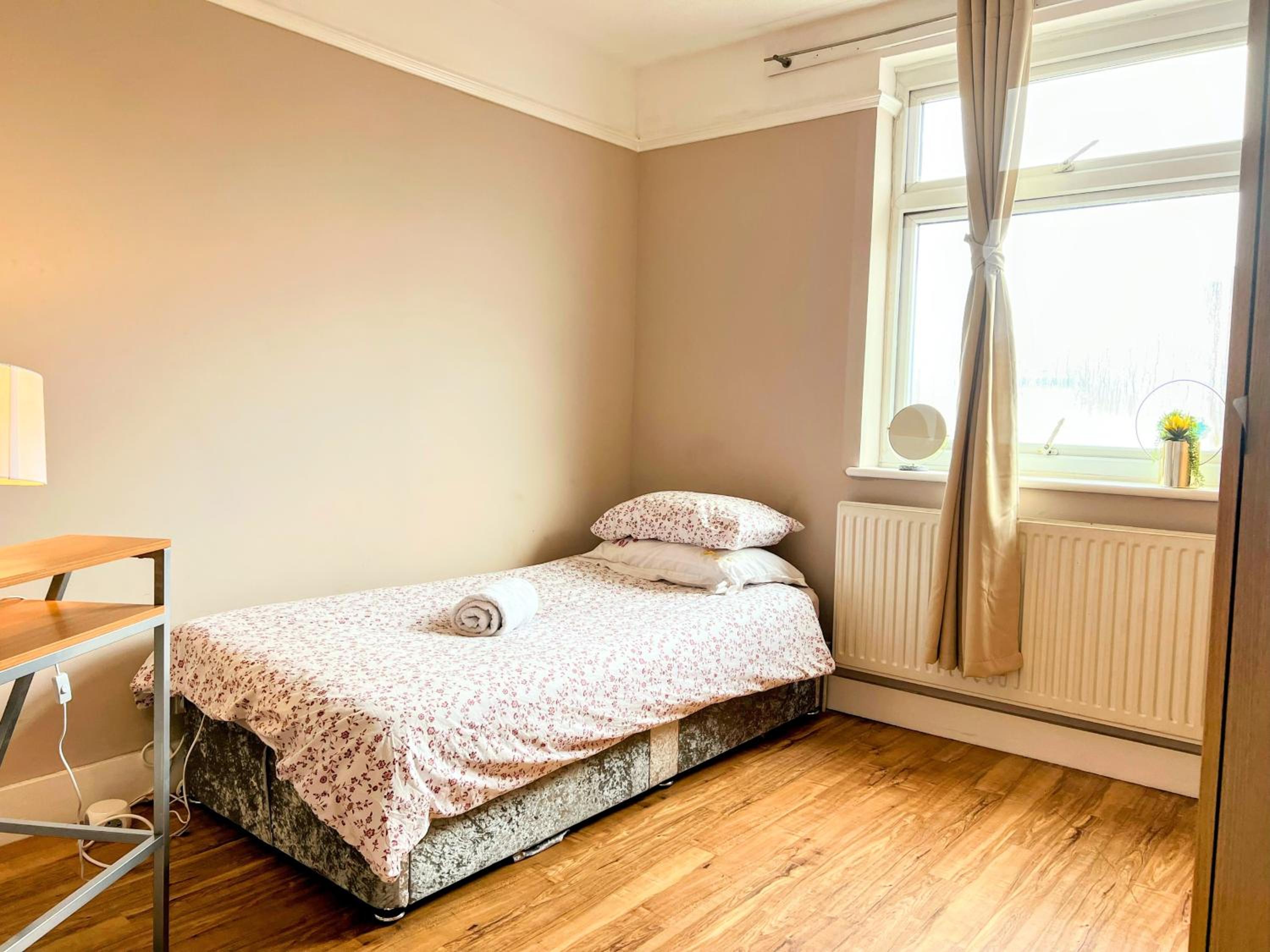 Single Bedroom in house, ideal for solo travellers work stays or visiting family locally