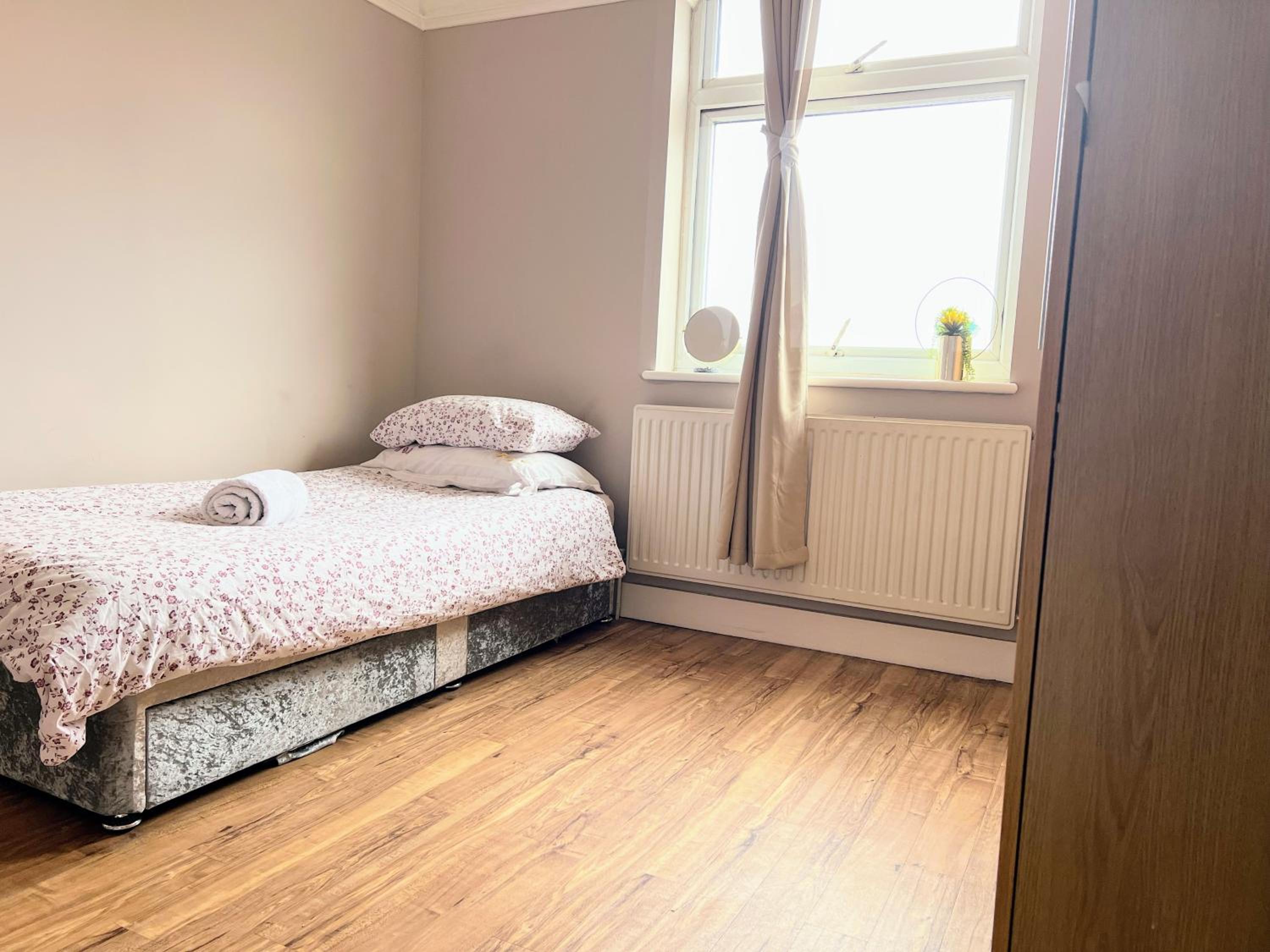 Single Bedroom in house, ideal for solo travellers work stays or visiting family locally