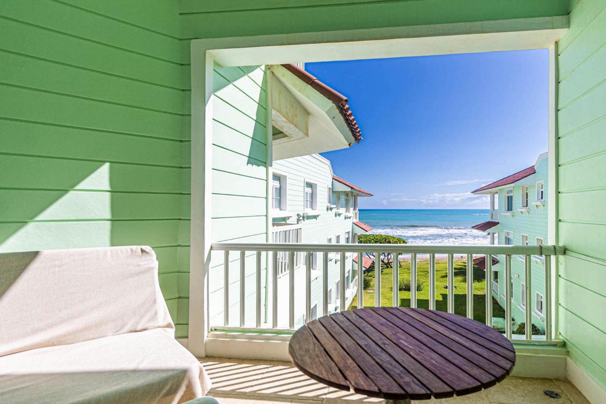 Ocean front, direct access to the beach