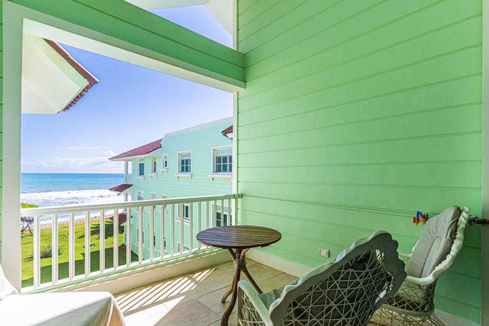 Ocean front, direct access to the beach