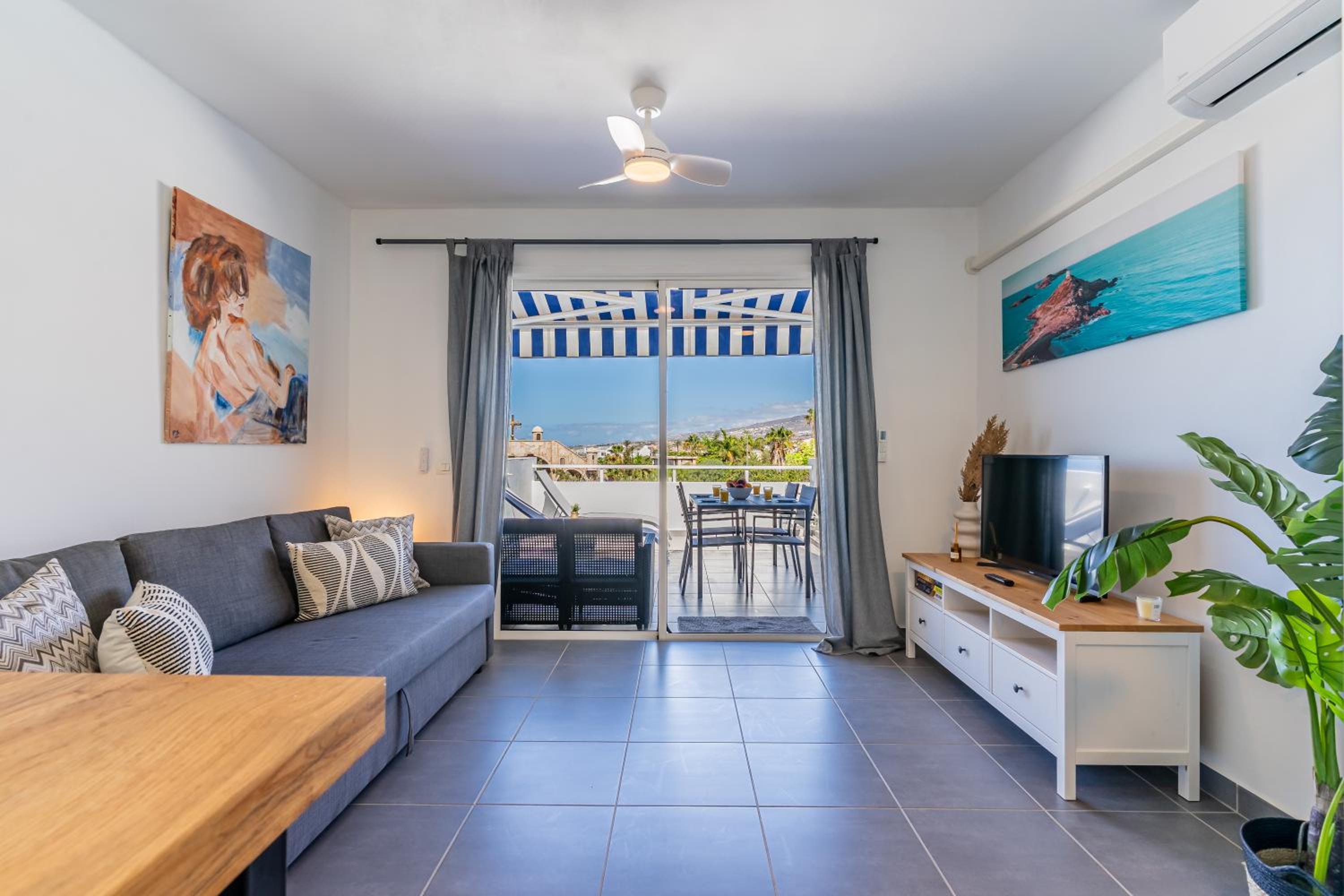 Renovated apartment with sunny terrace and ocean views in Malibu Park Tenerife