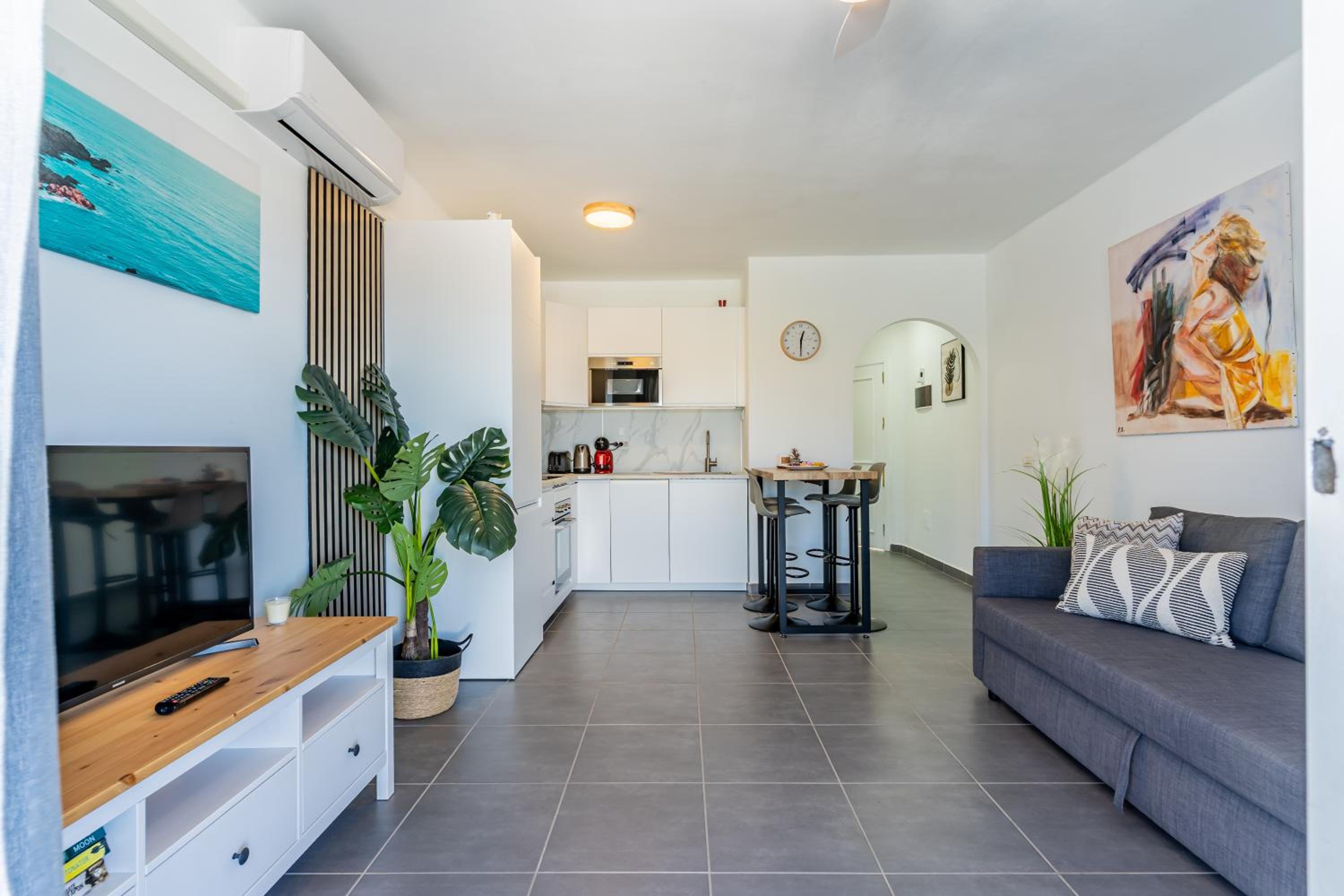 Renovated apartment with sunny terrace and ocean views in Malibu Park Tenerife