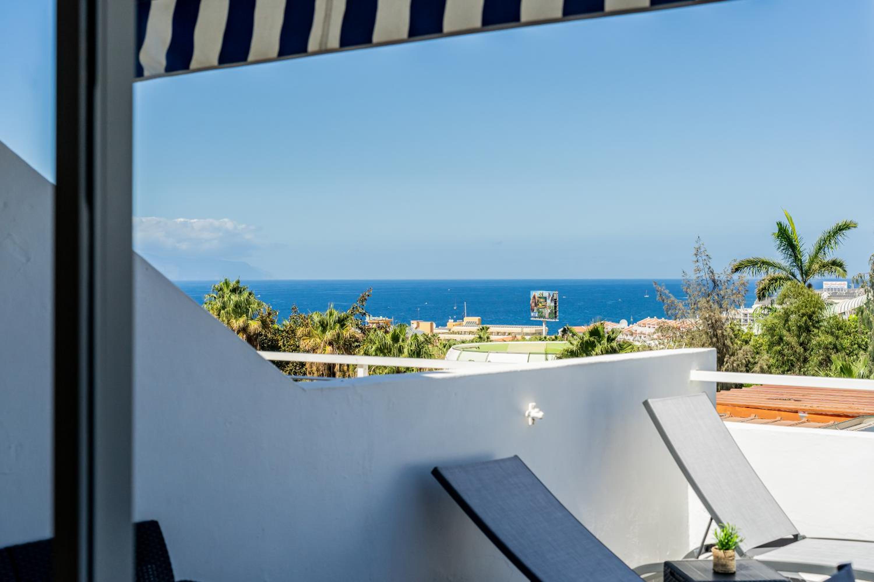 Renovated apartment with sunny terrace and ocean views in Malibu Park Tenerife