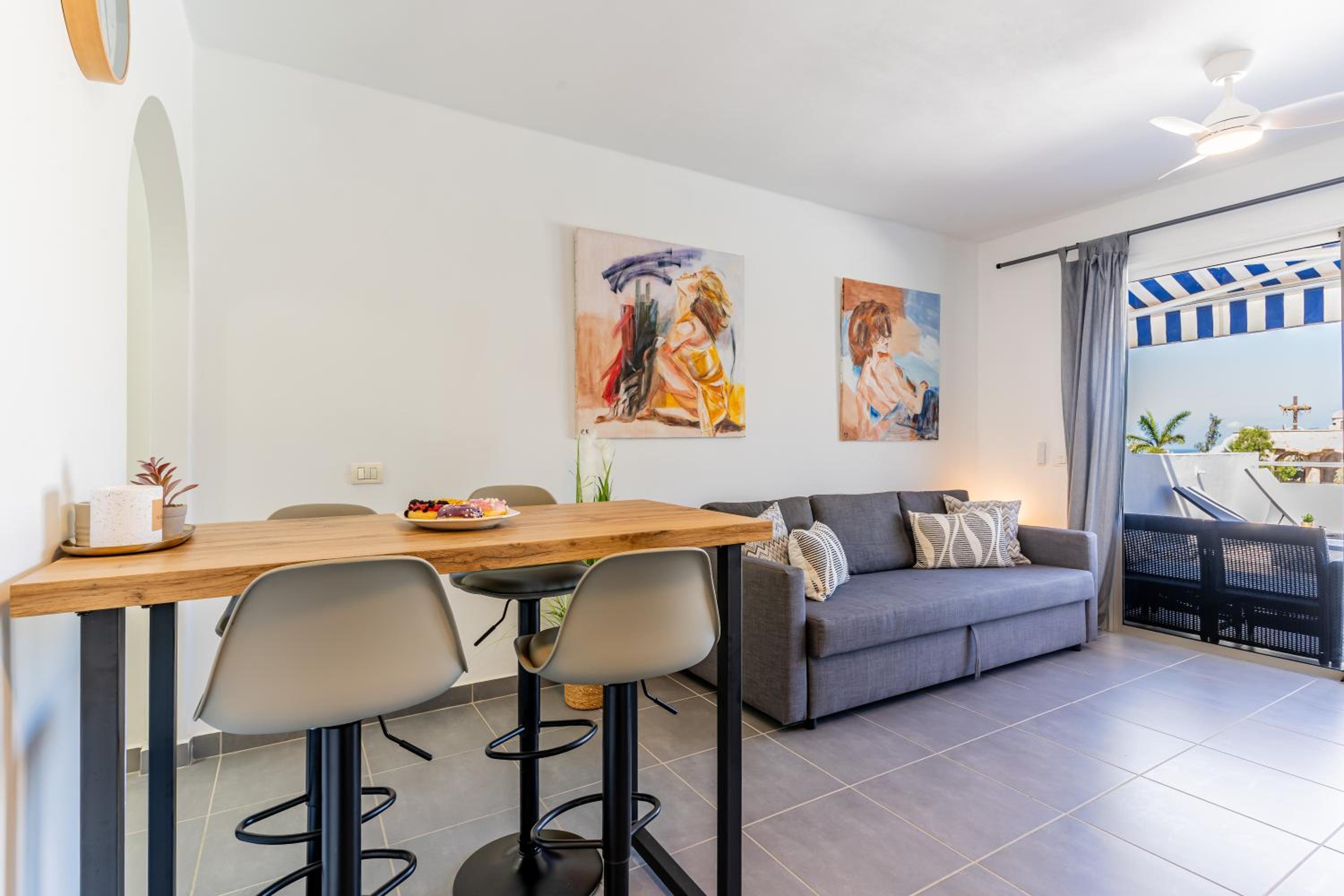 Renovated apartment with sunny terrace and ocean views in Malibu Park Tenerife