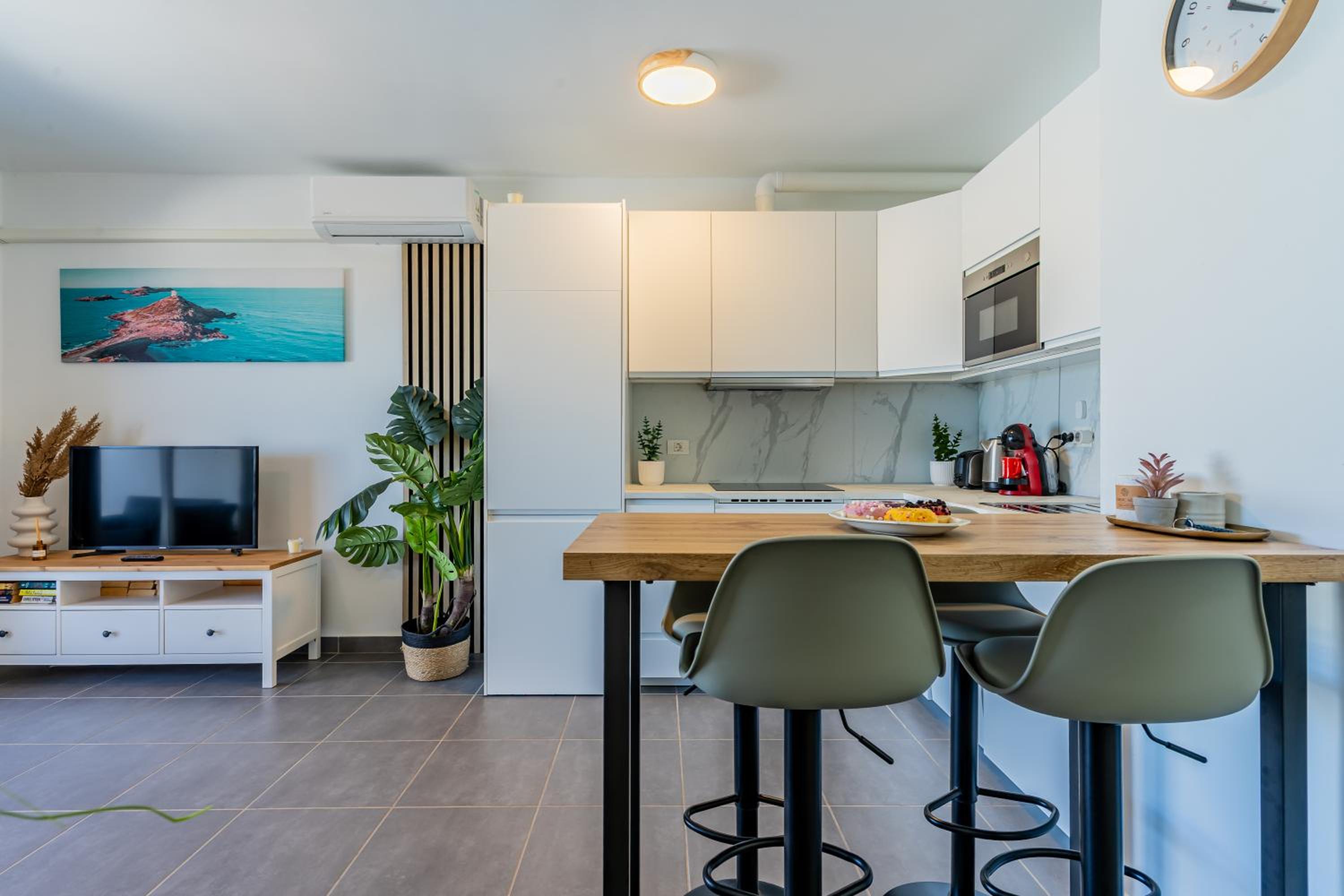 Renovated apartment with sunny terrace and ocean views in Malibu Park Tenerife