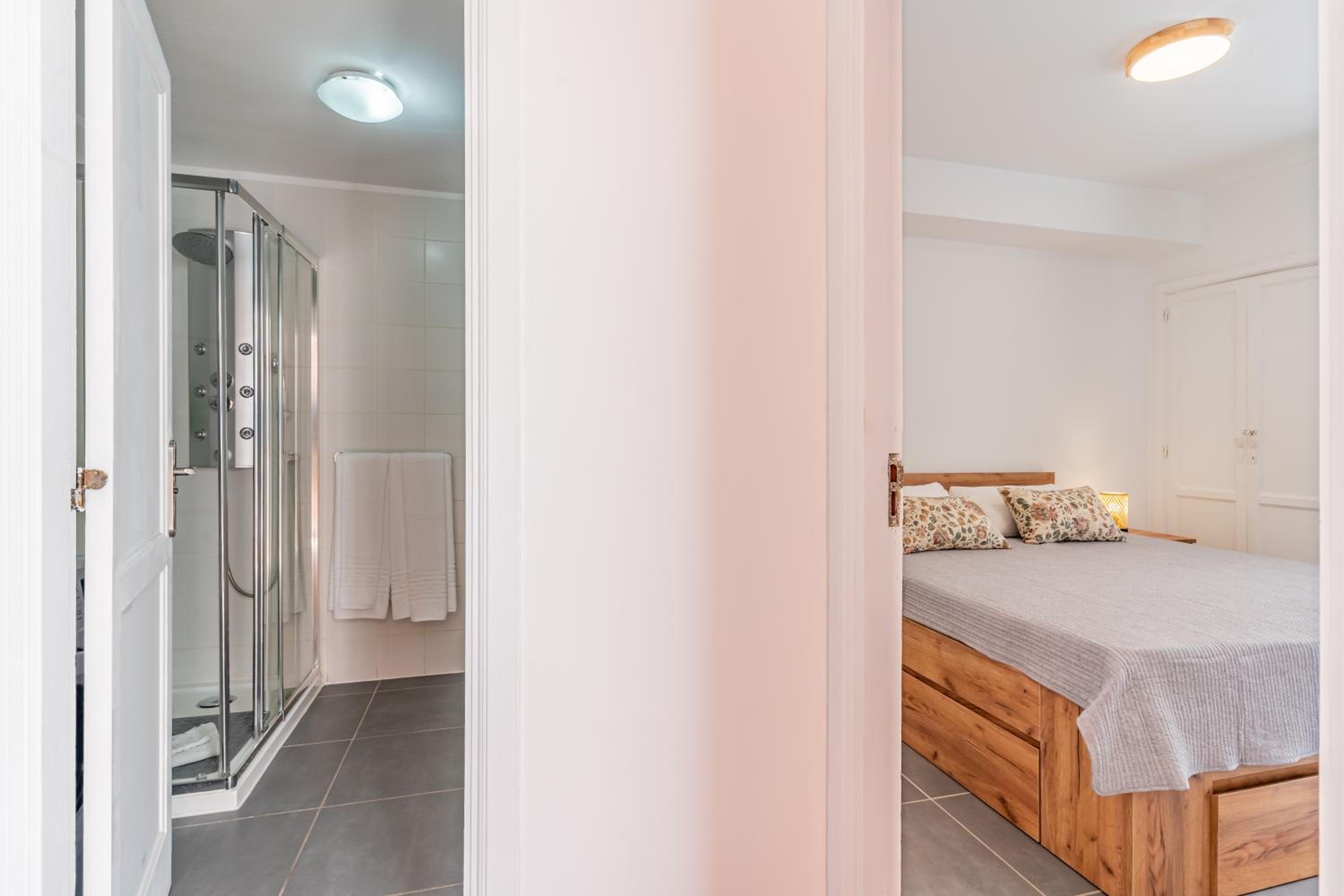 Renovated apartment with sunny terrace and ocean views in Malibu Park Tenerife
