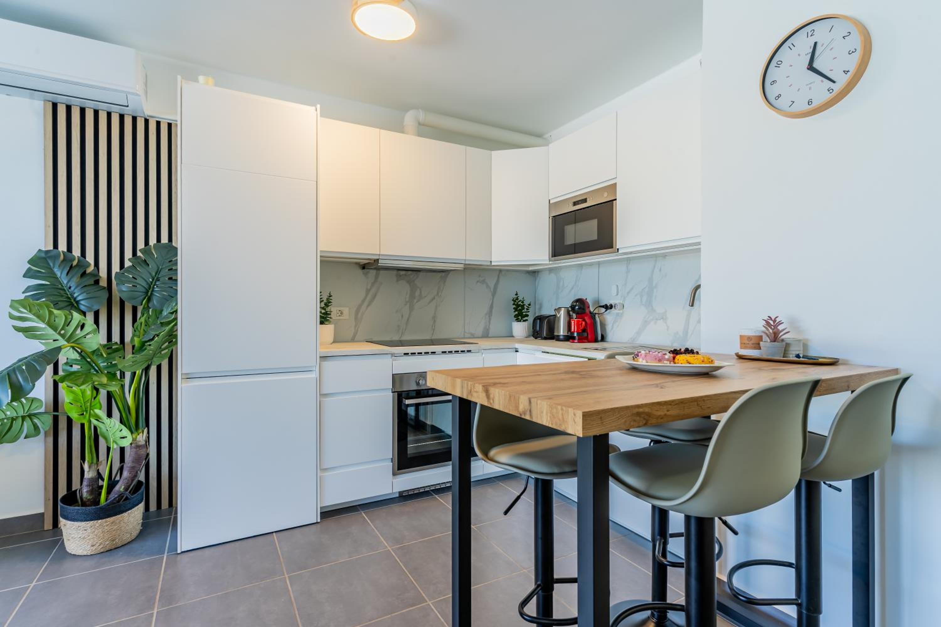 Renovated apartment with sunny terrace and ocean views in Malibu Park Tenerife