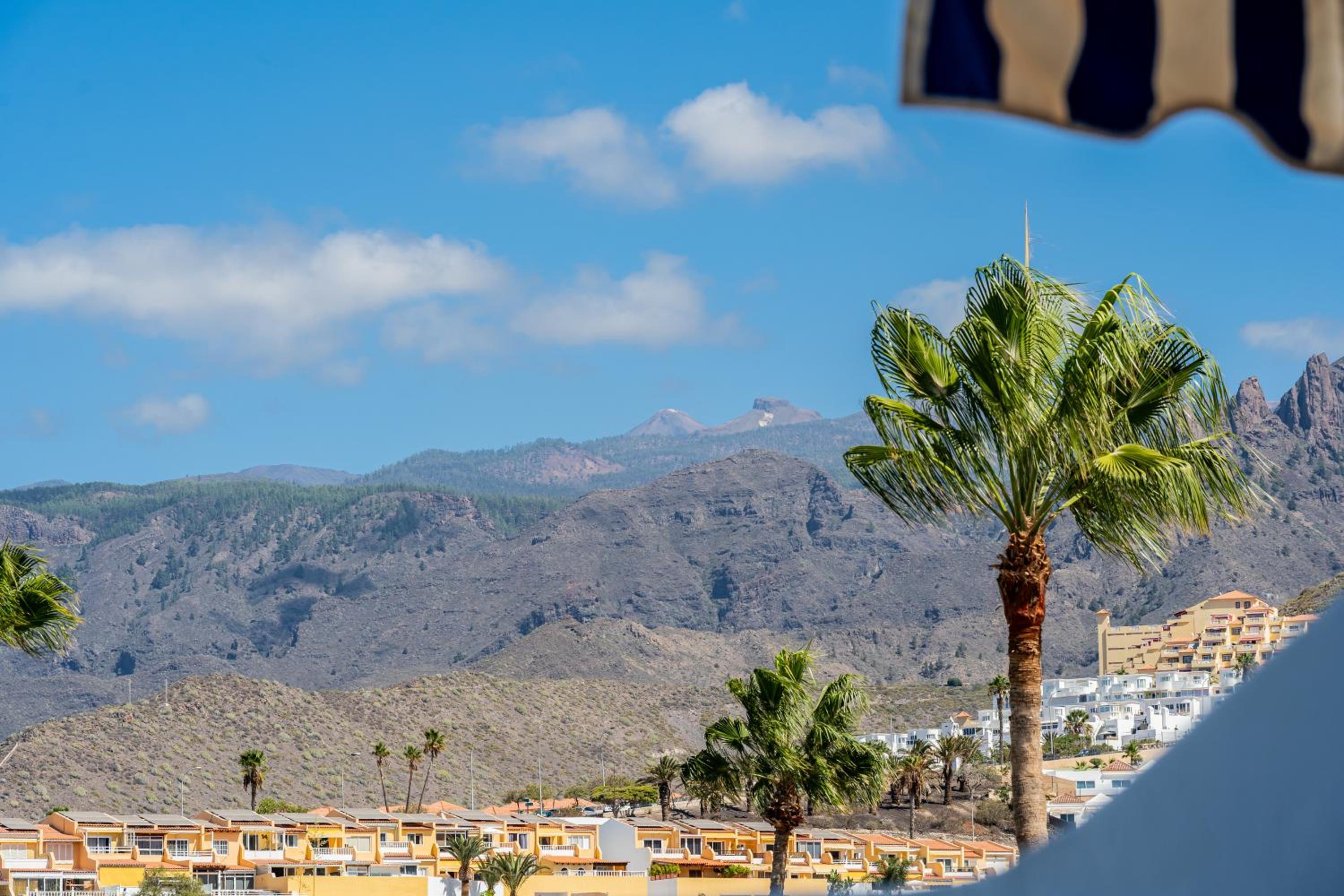 Renovated apartment with sunny terrace and ocean views in Malibu Park Tenerife