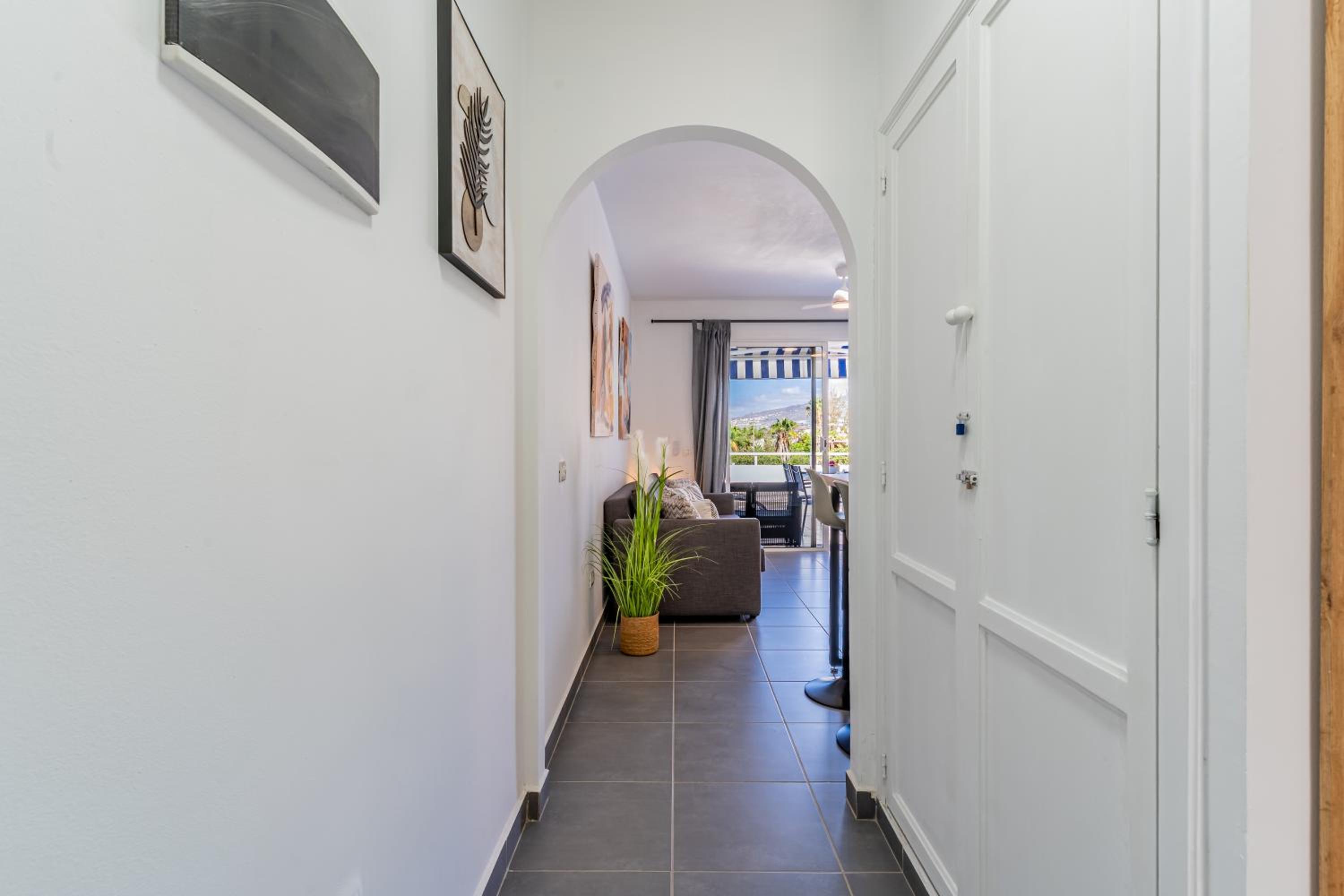 Renovated apartment with sunny terrace and ocean views in Malibu Park Tenerife
