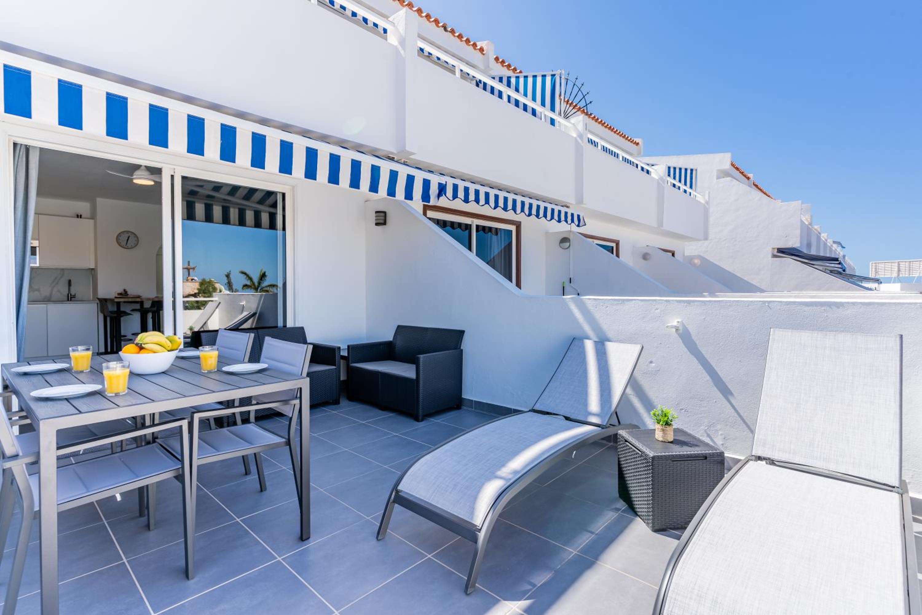 Renovated apartment with sunny terrace and ocean views in Malibu Park Tenerife