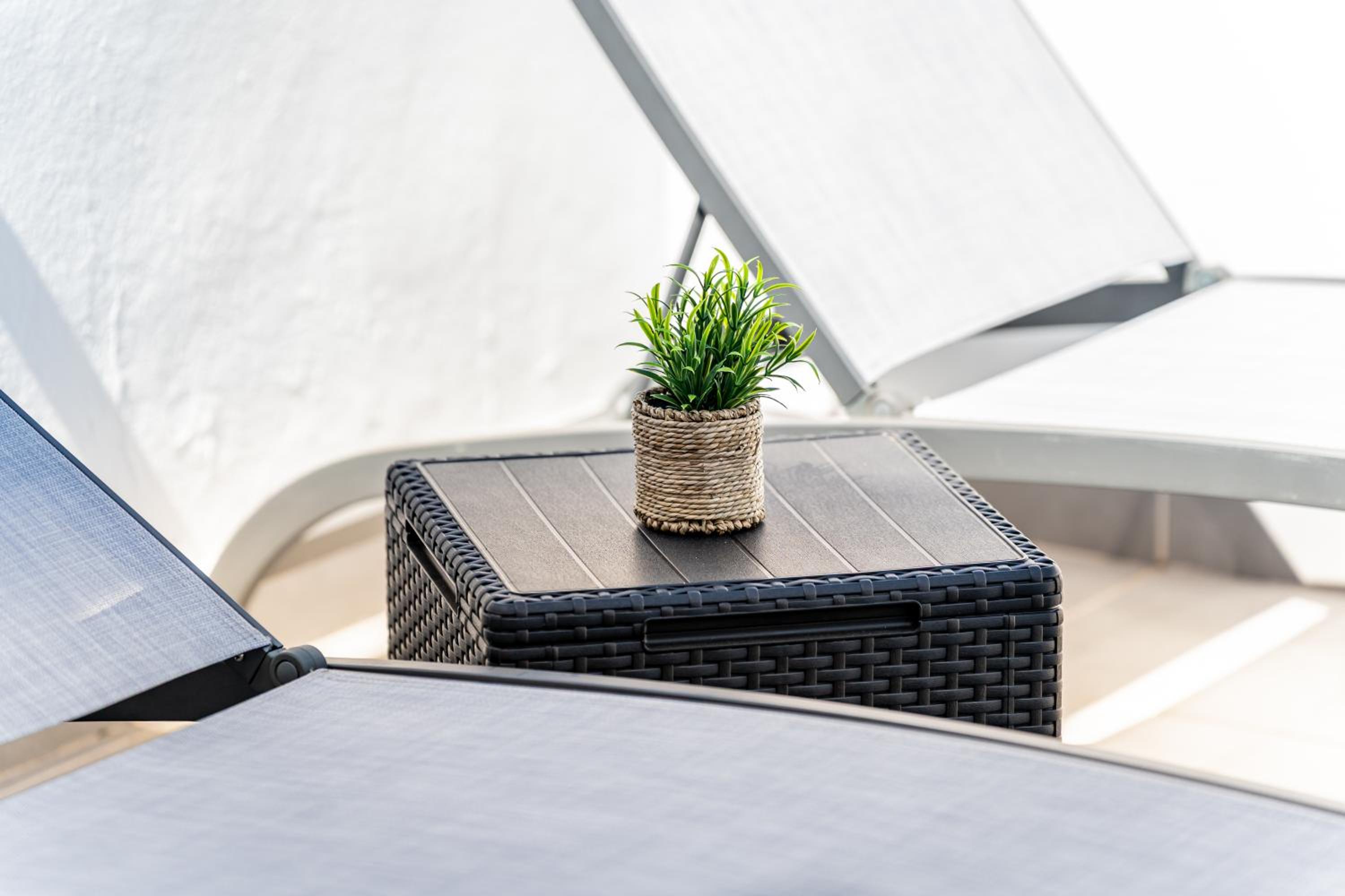 Renovated apartment with sunny terrace and ocean views in Malibu Park Tenerife