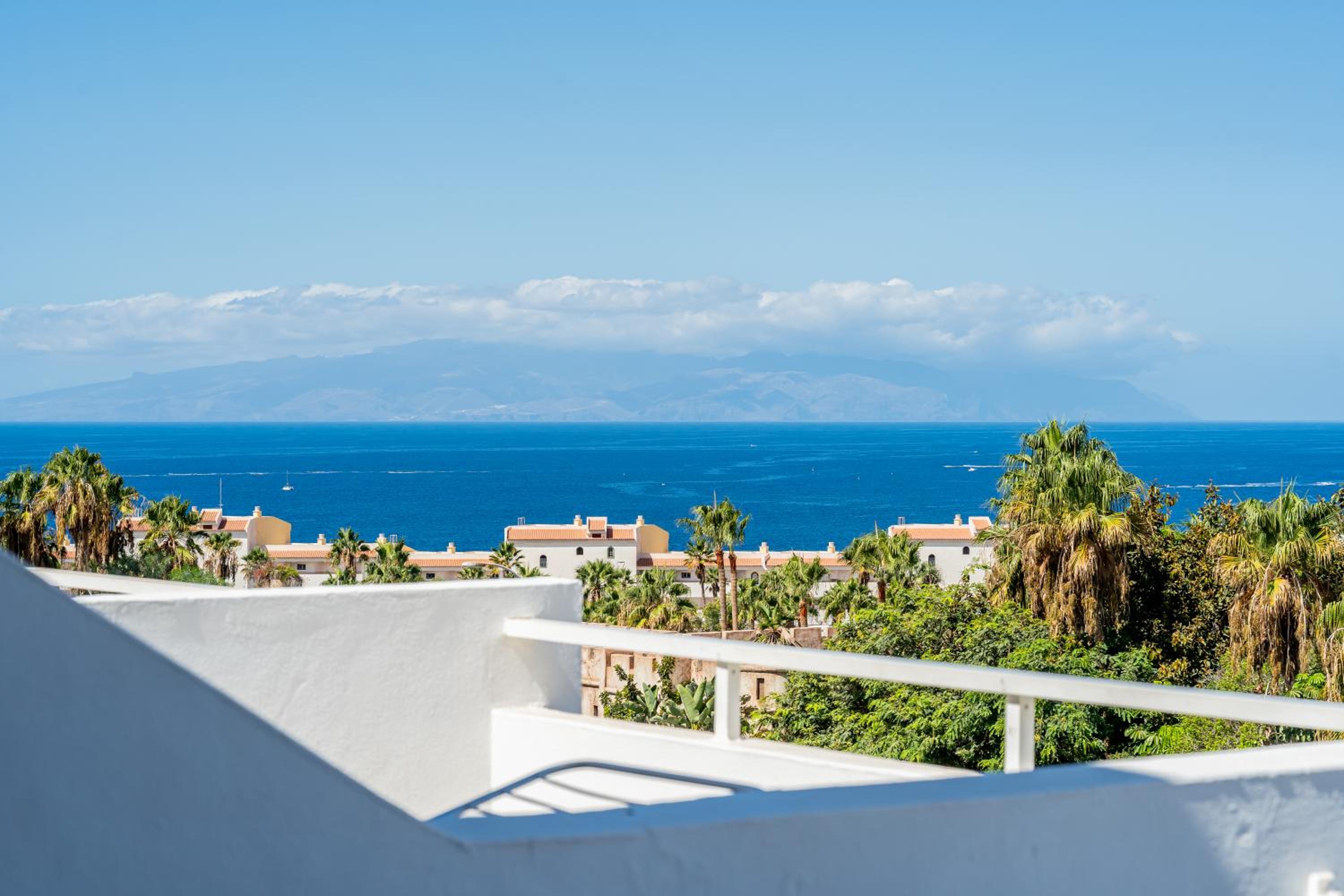 Renovated apartment with sunny terrace and ocean views in Malibu Park Tenerife