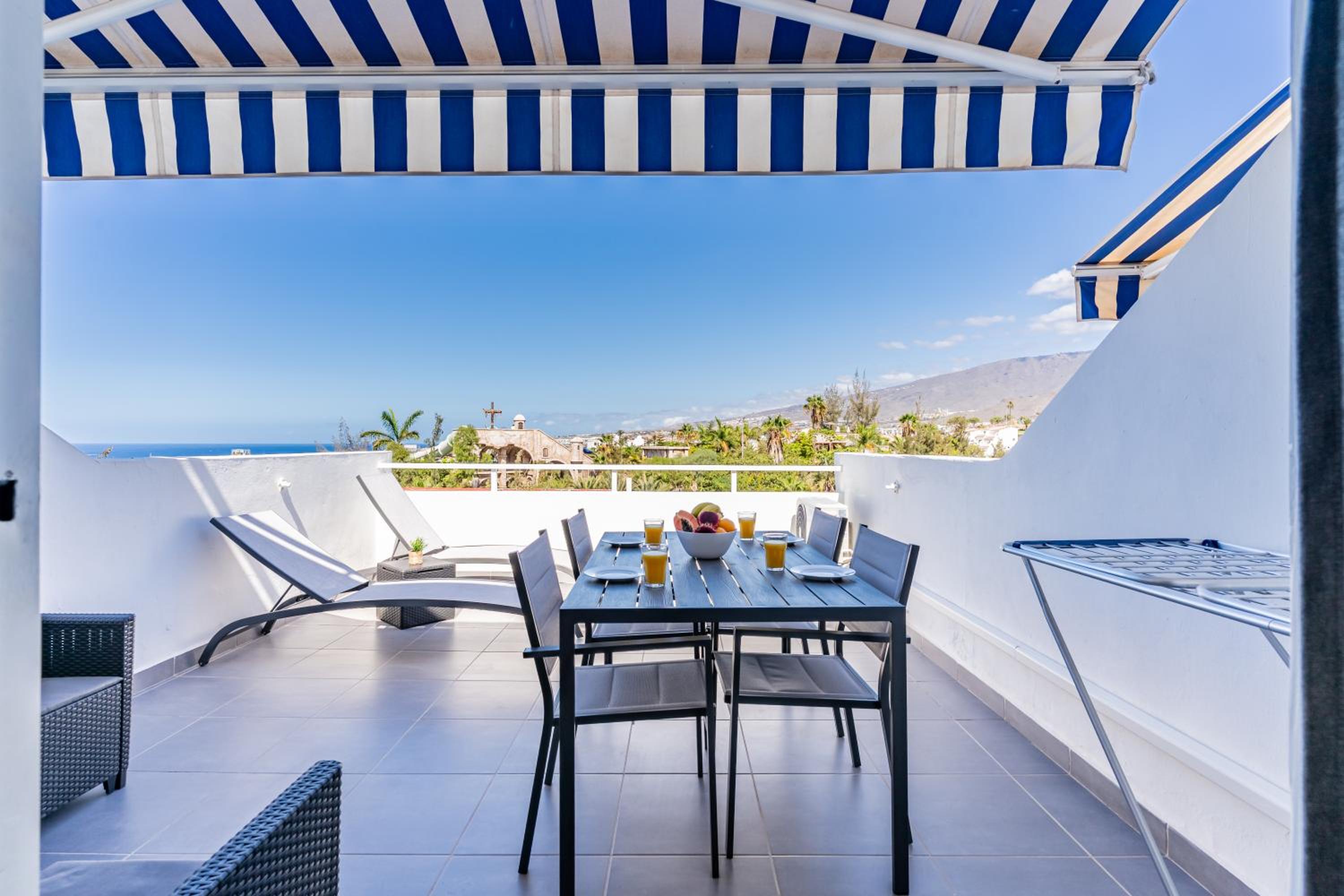 Renovated apartment with sunny terrace and ocean views in Malibu Park Tenerife
