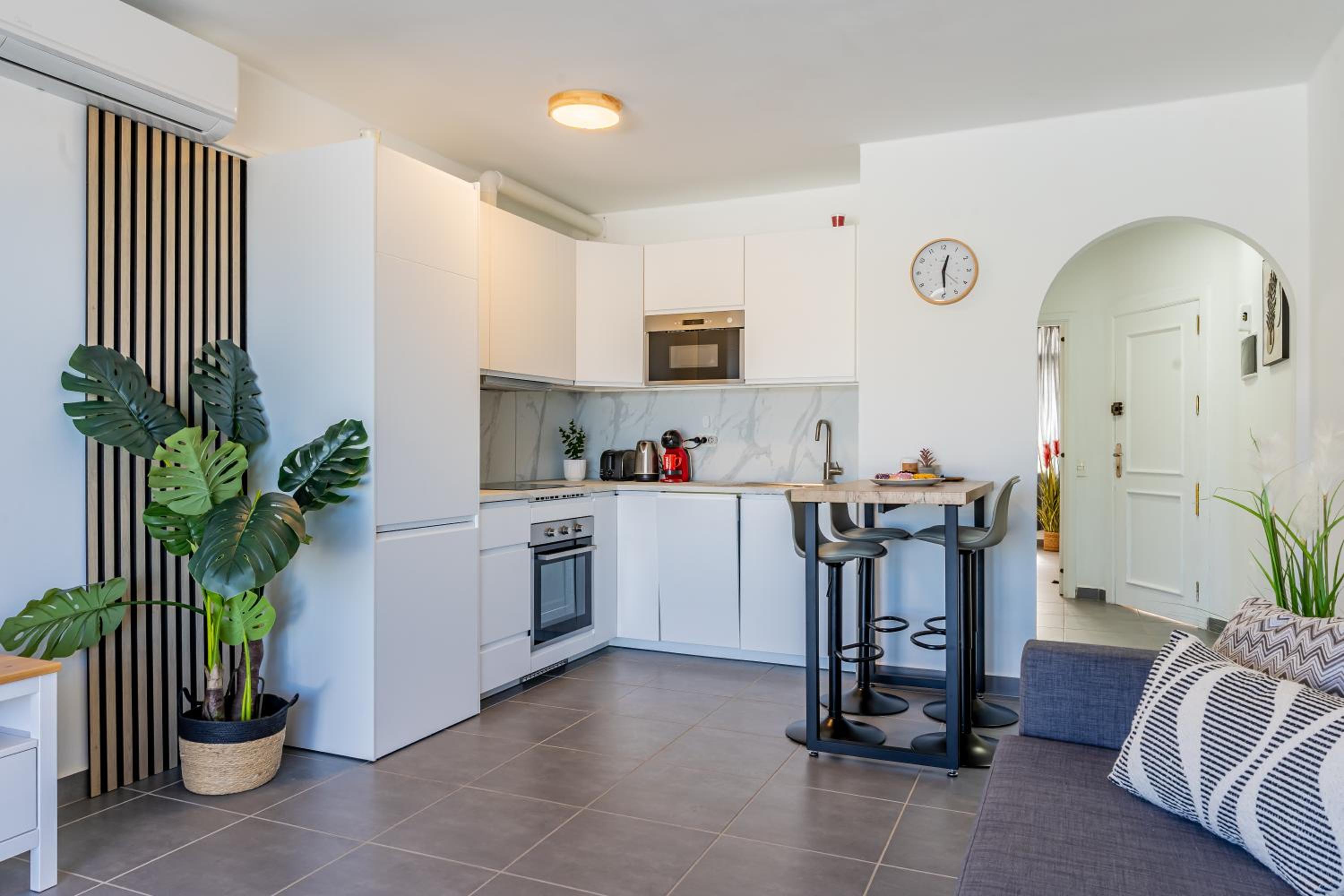 Renovated apartment with sunny terrace and ocean views in Malibu Park Tenerife