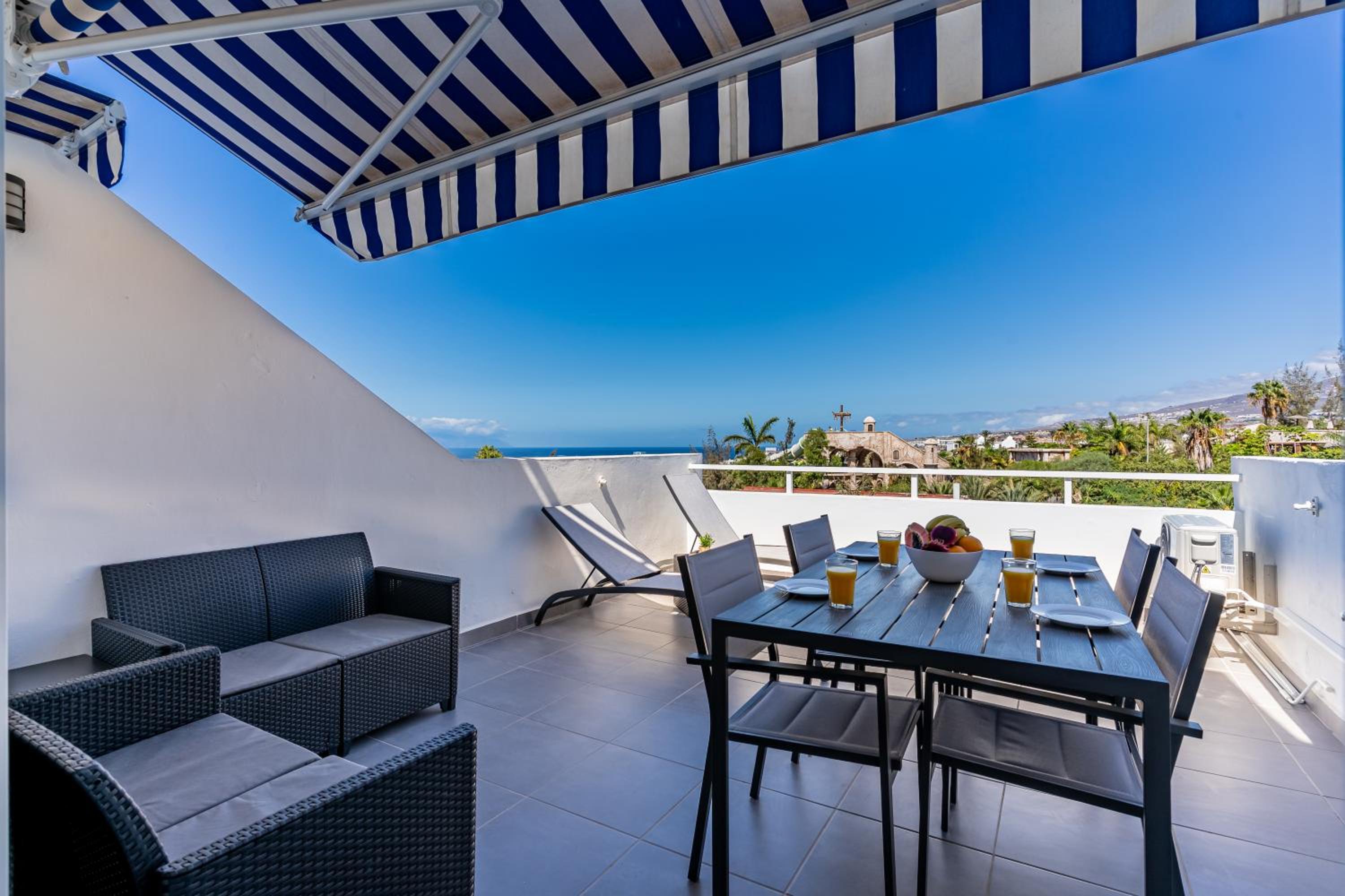 Renovated apartment with sunny terrace and ocean views in Malibu Park Tenerife