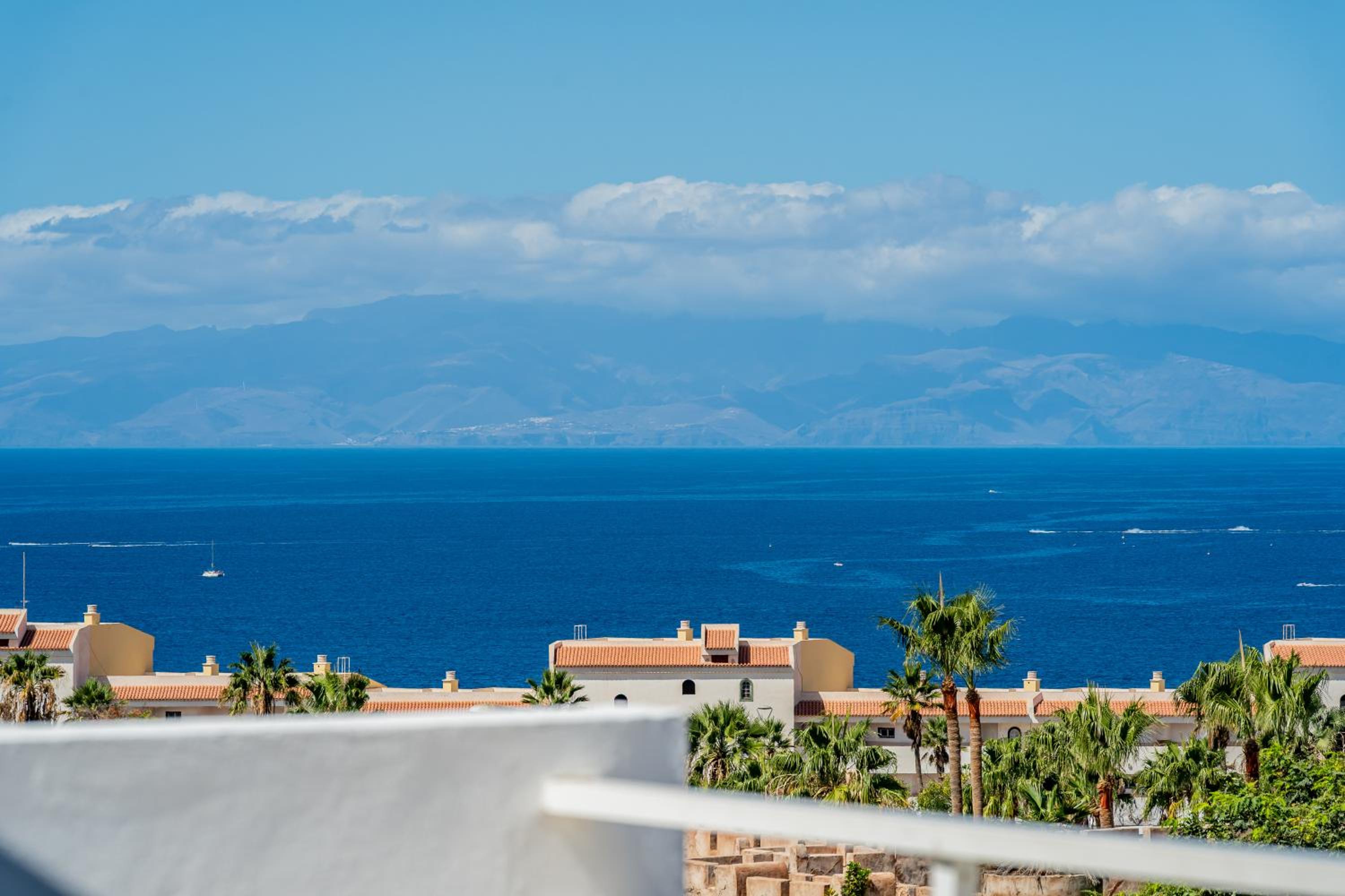 Renovated apartment with sunny terrace and ocean views in Malibu Park Tenerife
