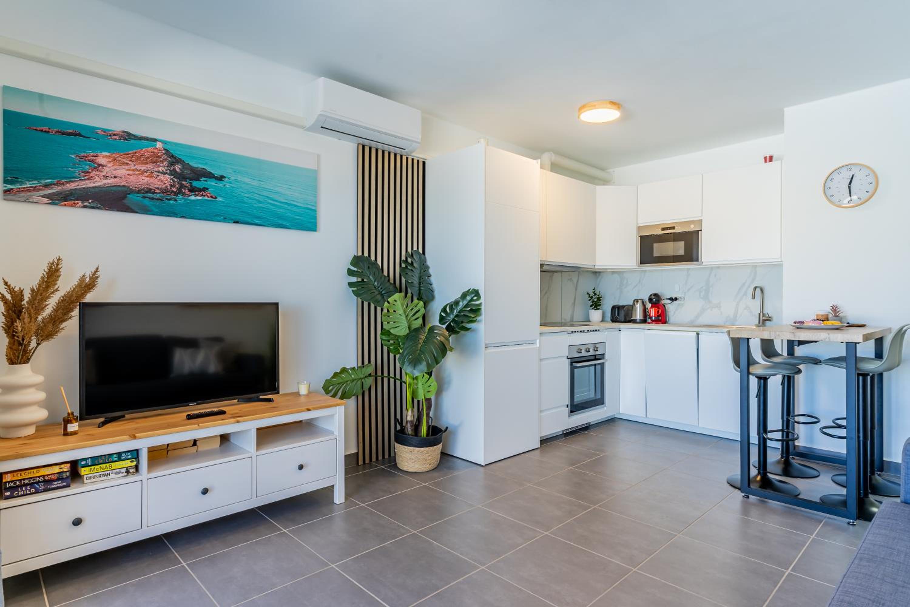 Renovated apartment with sunny terrace and ocean views in Malibu Park Tenerife