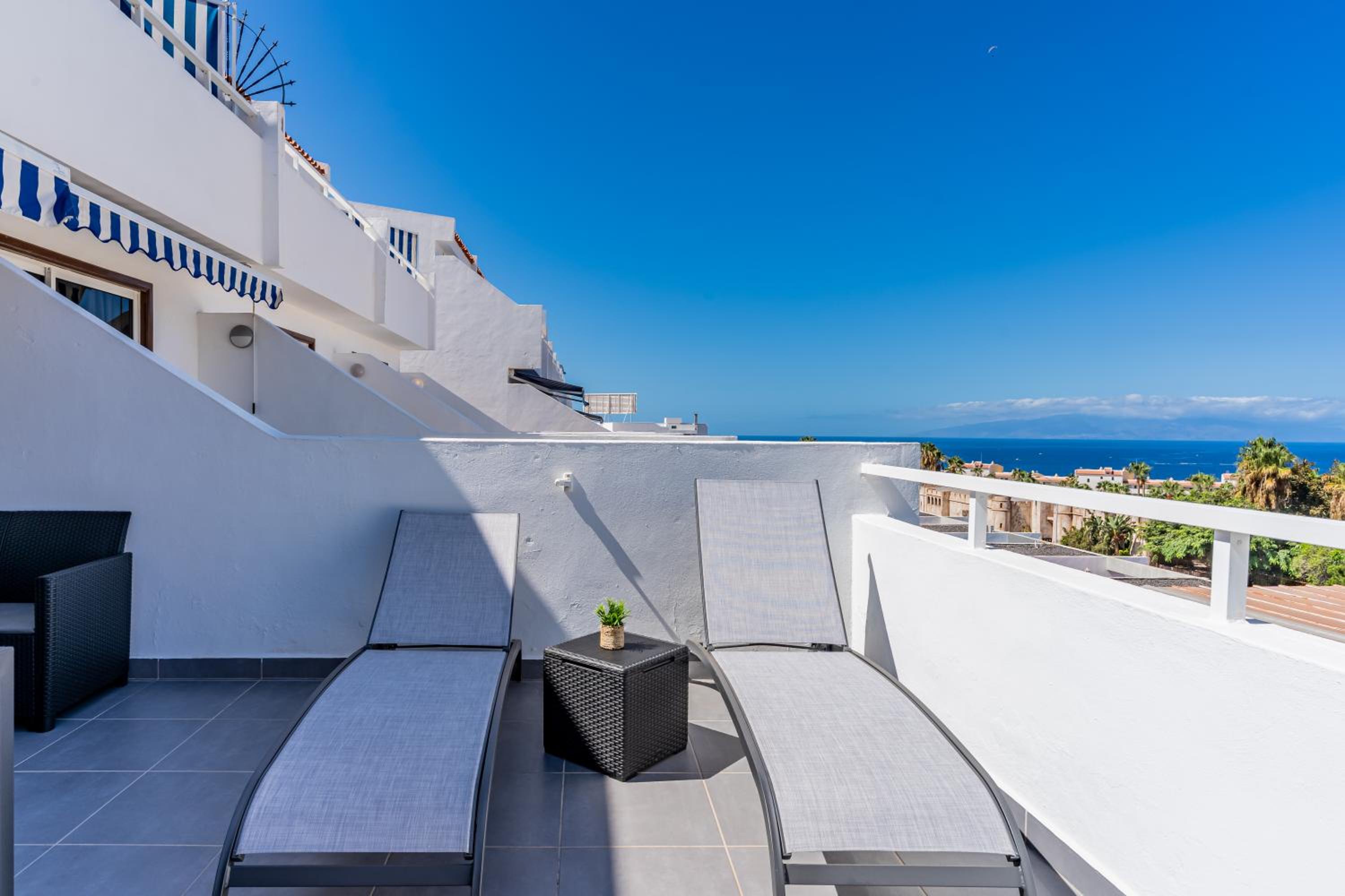 Renovated apartment with sunny terrace and ocean views in Malibu Park Tenerife