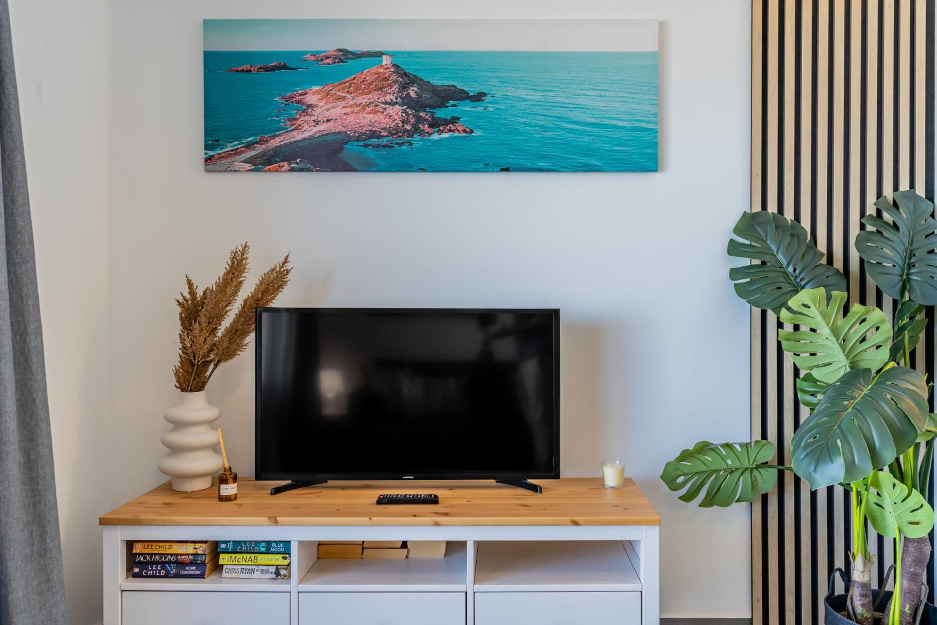 Renovated apartment with sunny terrace and ocean views in Malibu Park Tenerife