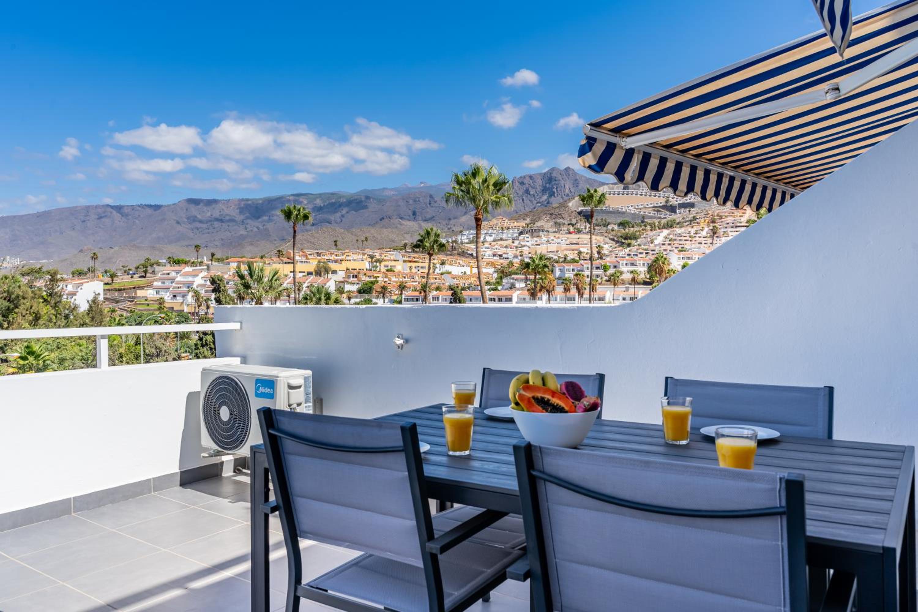 Renovated apartment with sunny terrace and ocean views in Malibu Park Tenerife