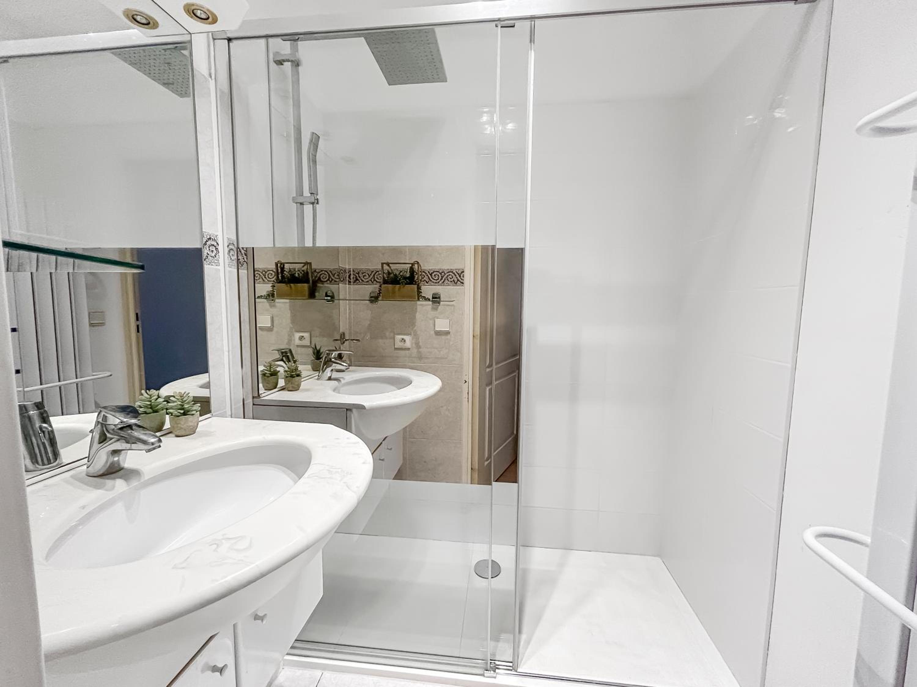 T2 35m2 clim, piscine, balcon et parking privé à 2 pas du port Santa Lucia