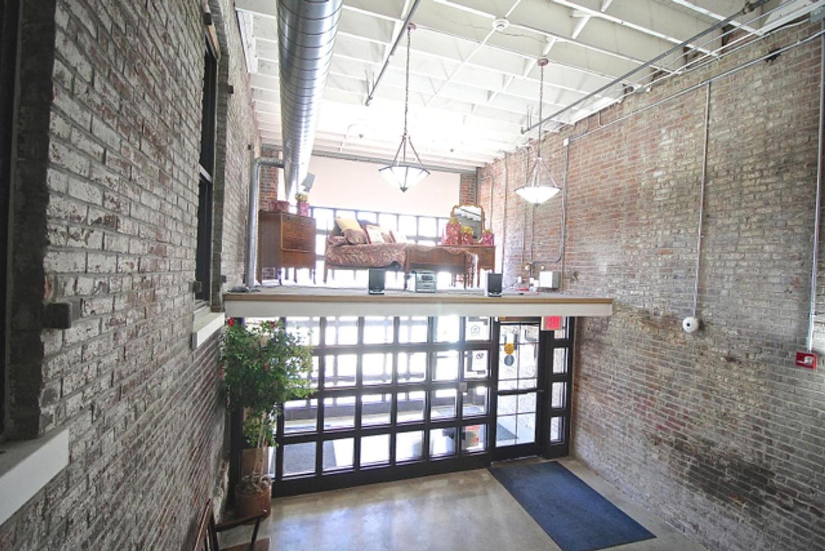 Landing Stunning 1BD Courtyard