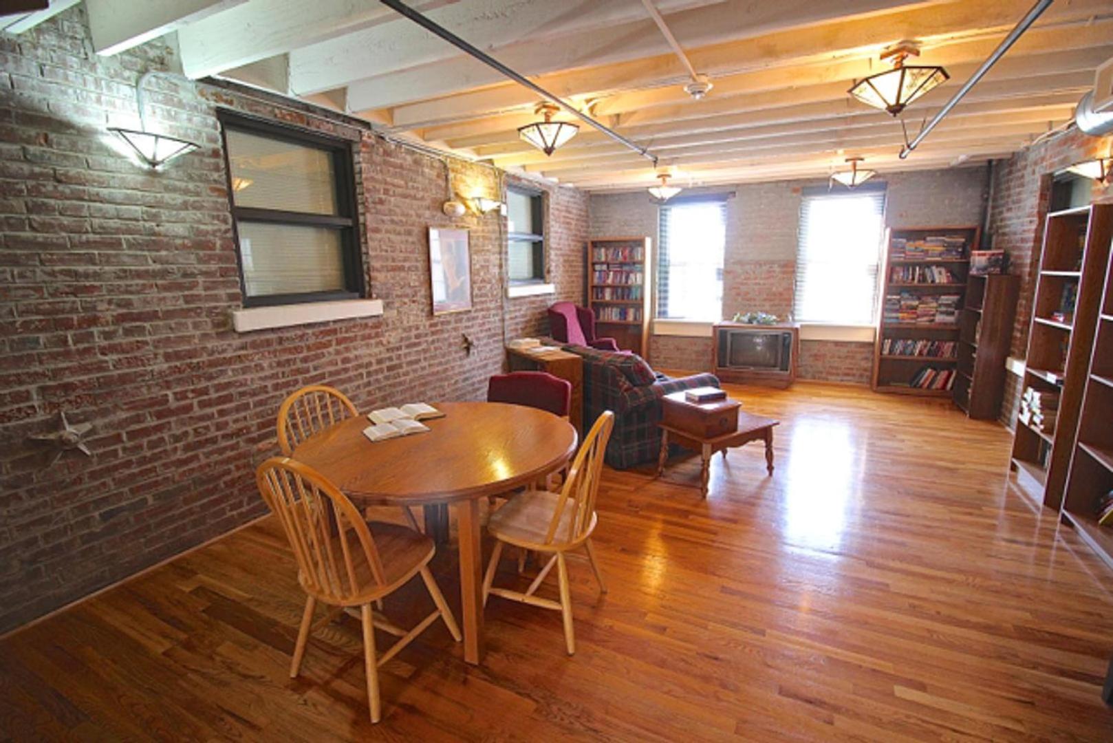Landing Stunning 1BD Courtyard