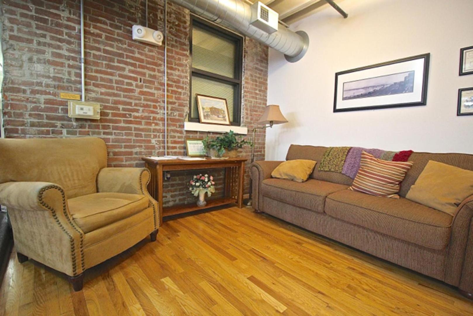 Landing Stunning 1BD Courtyard
