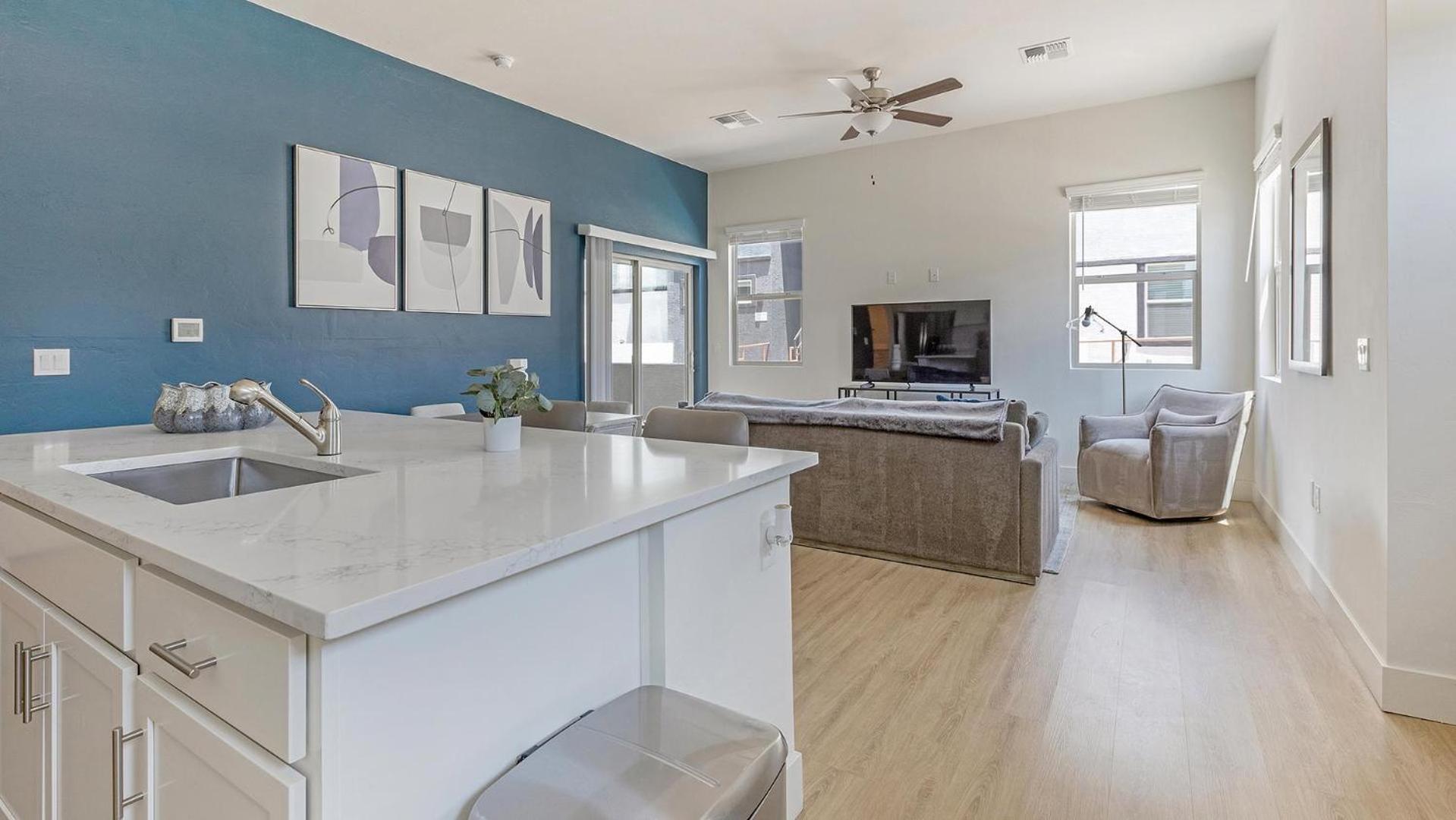 Landing Chic 1BD Pool