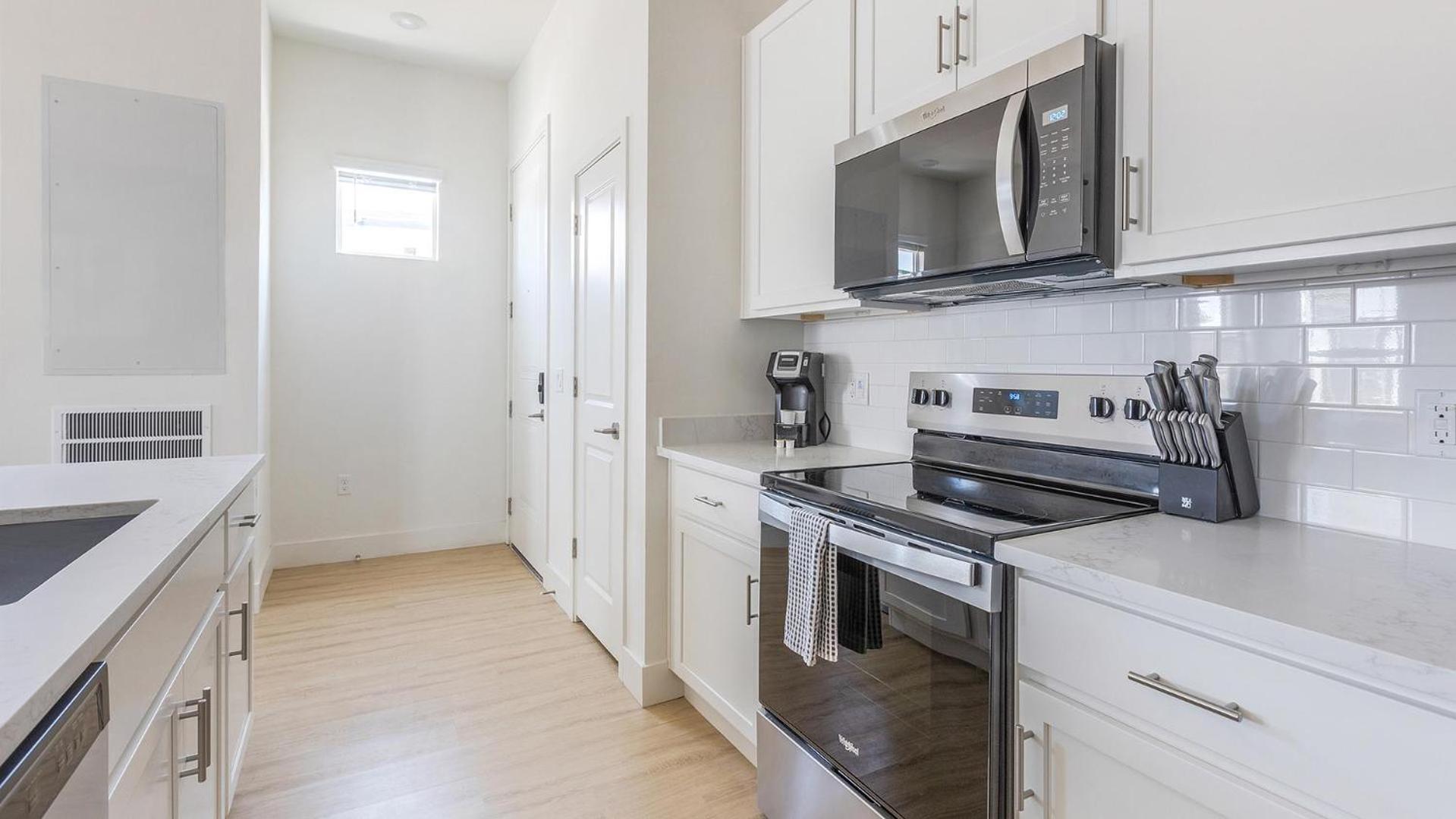 Landing Chic 1BD Pool