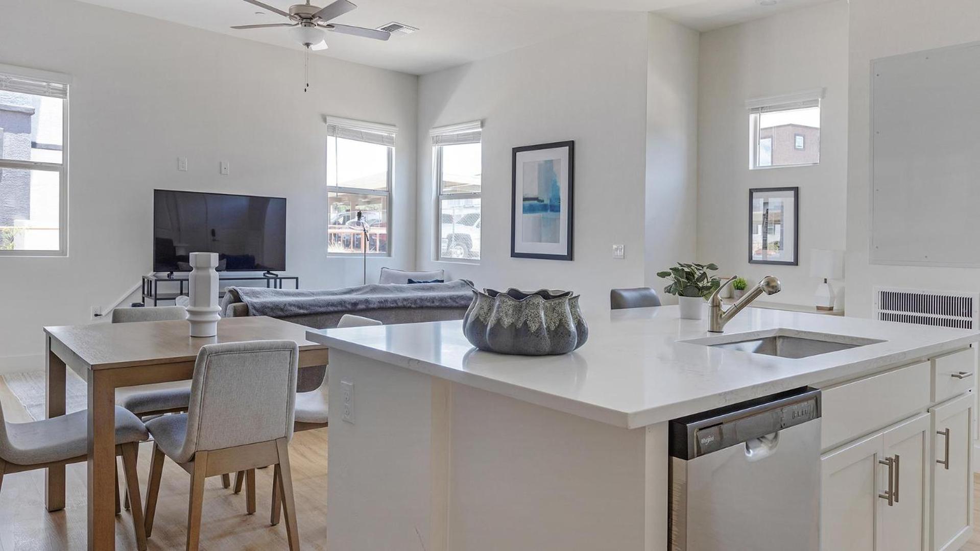 Landing Chic 1BD Pool