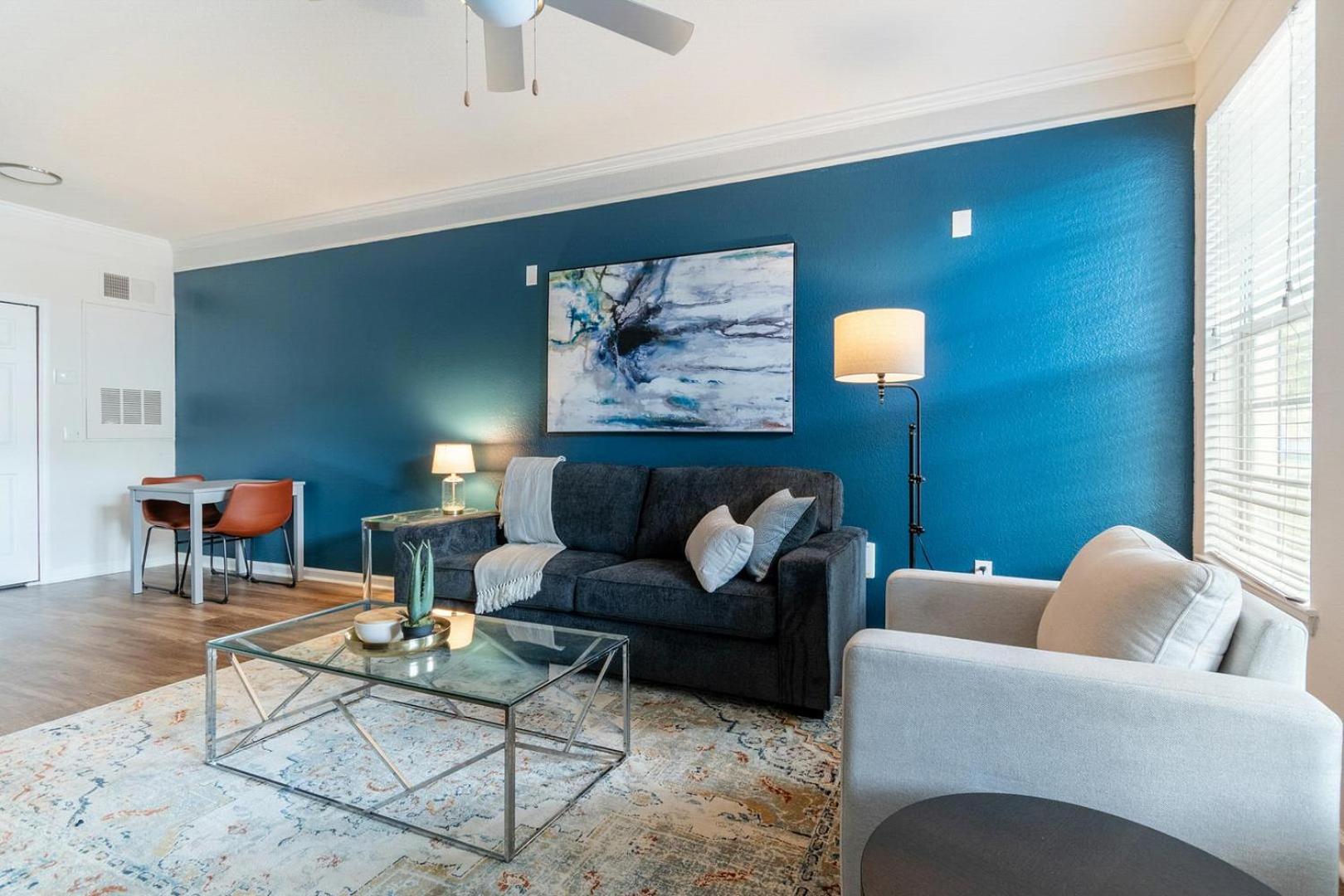 Landing Stunning 1BD Gym Pool