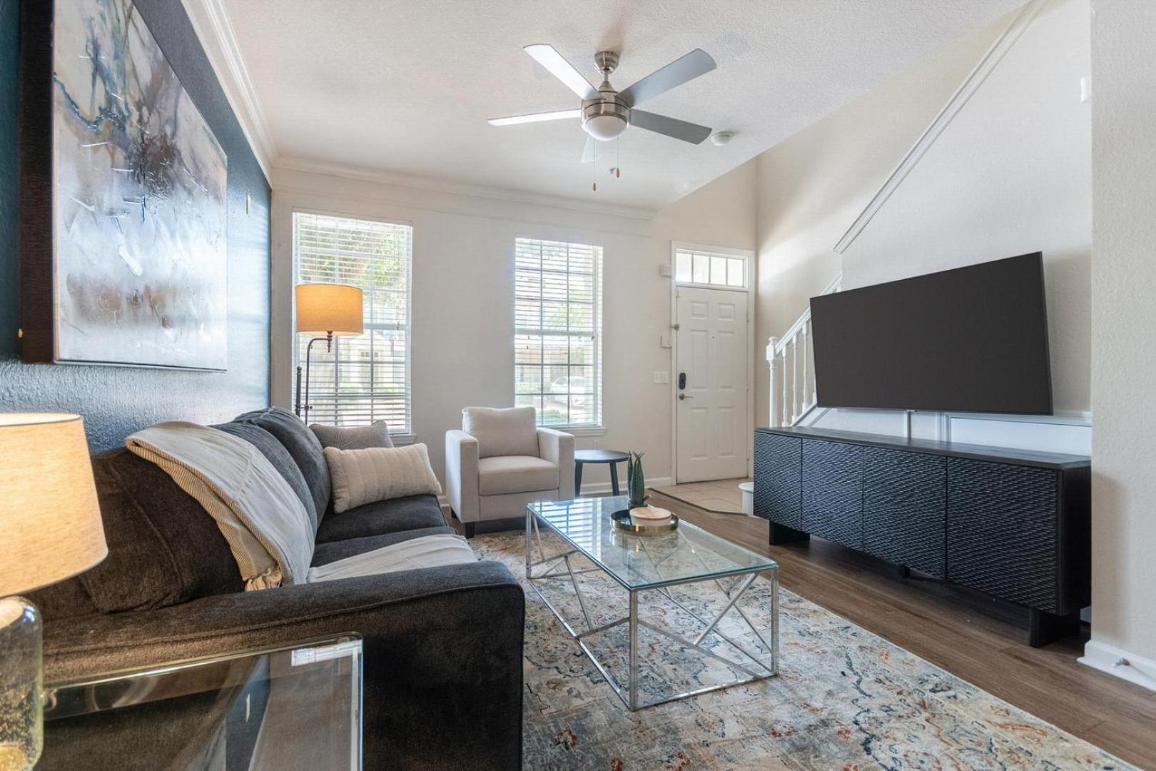 Landing Stunning 1BD Gym Pool