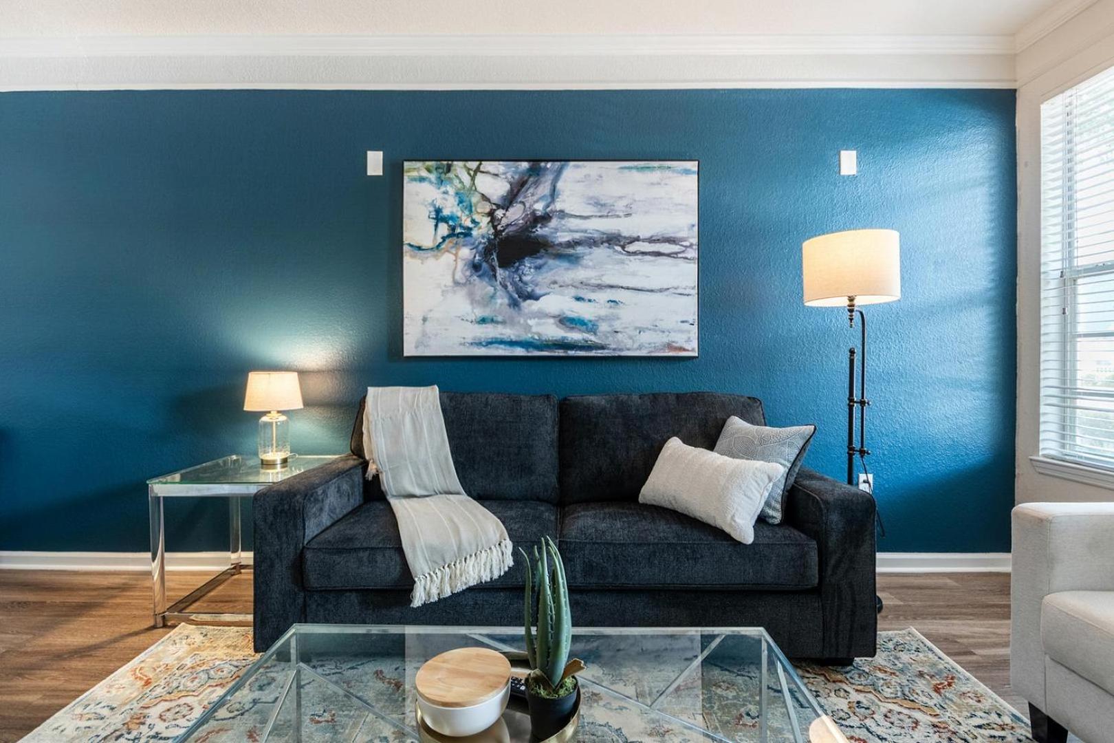 Landing Stunning 1BD Gym Pool