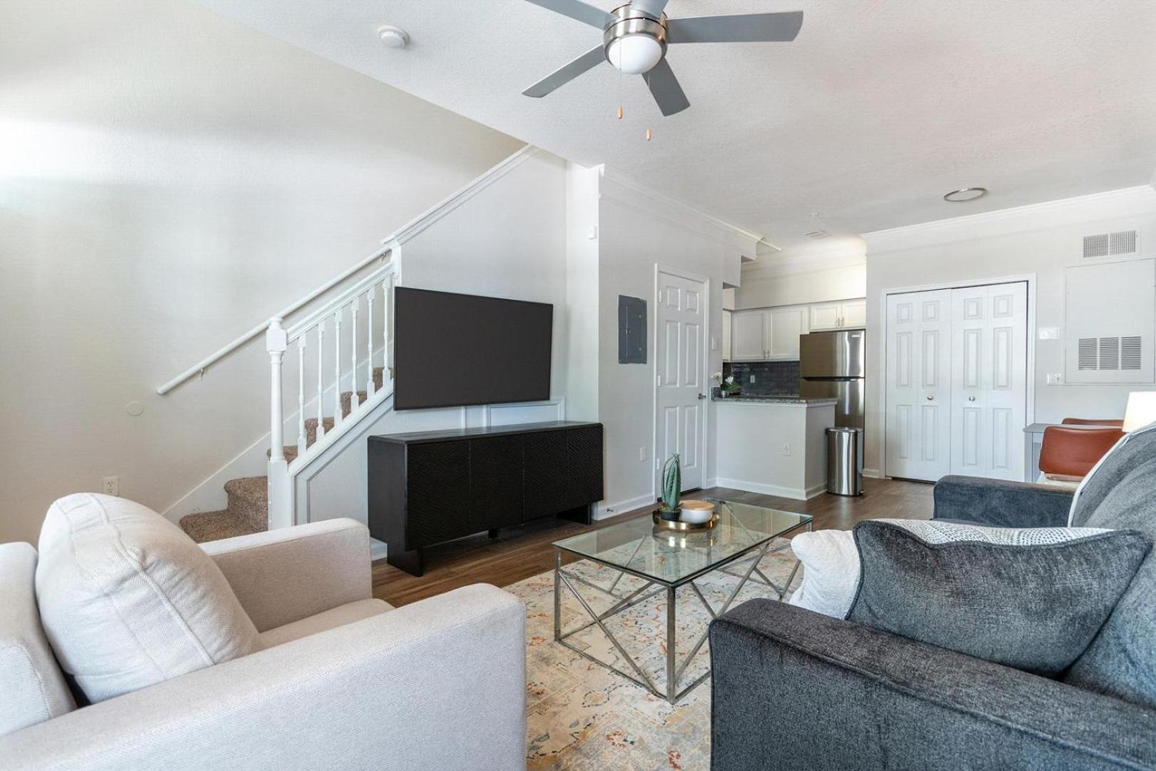 Landing Stunning 1BD Gym Pool