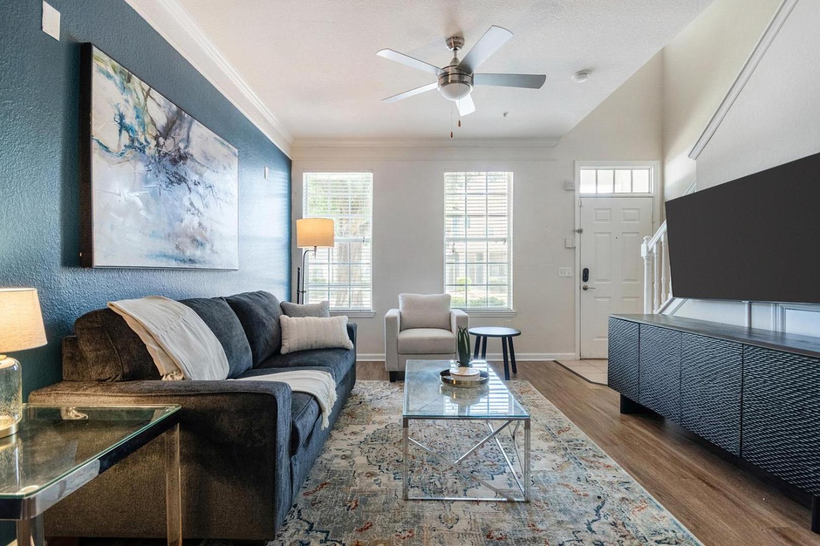 Landing Stunning 1BD Gym Pool