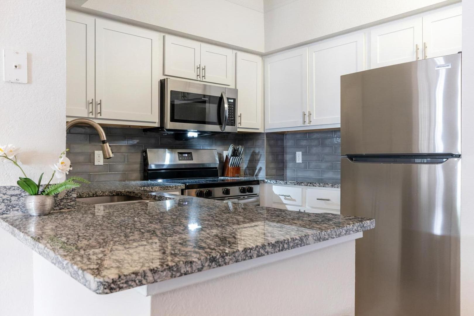 Landing Stunning 1BD Gym Pool