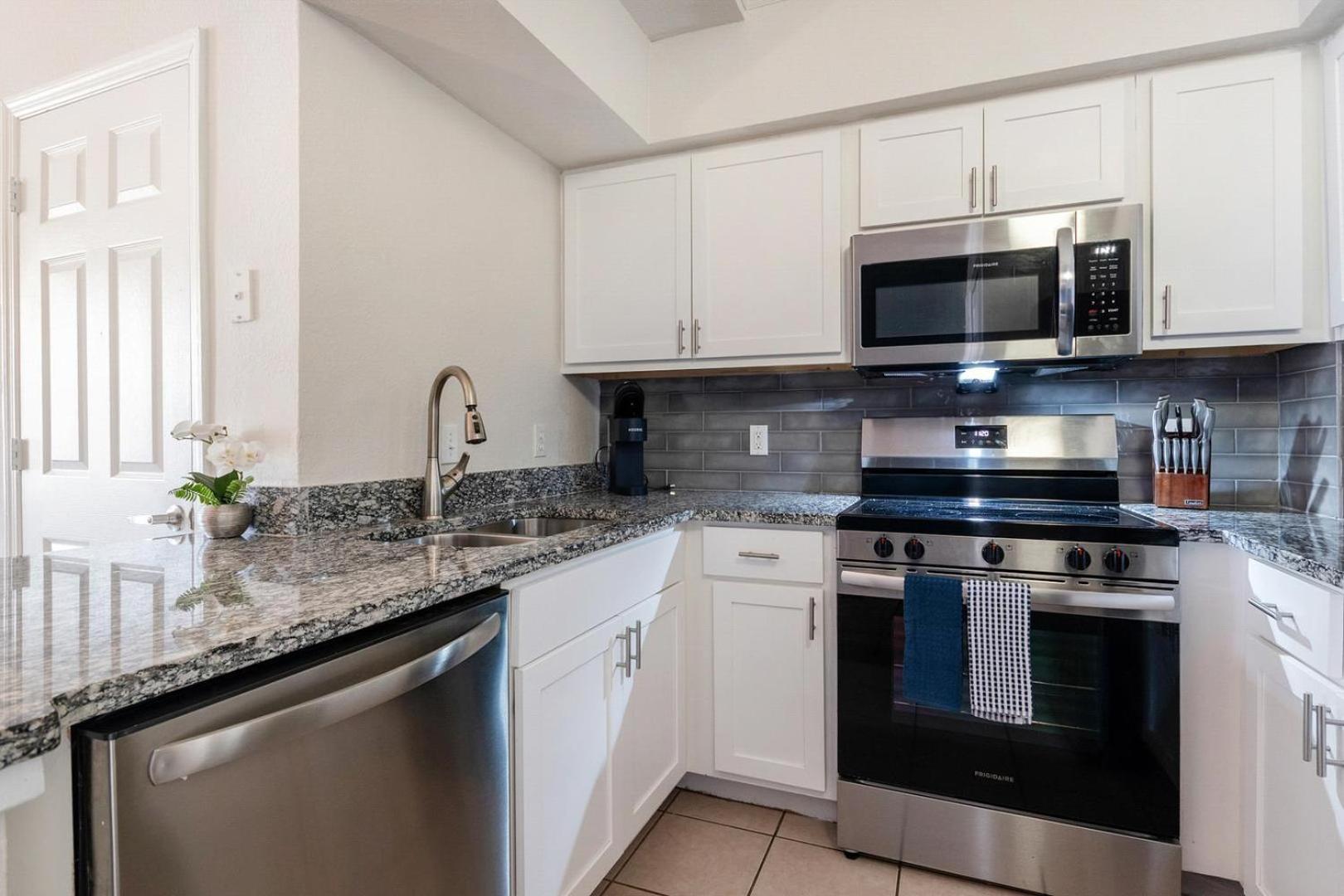 Landing Stunning 1BD Gym Pool