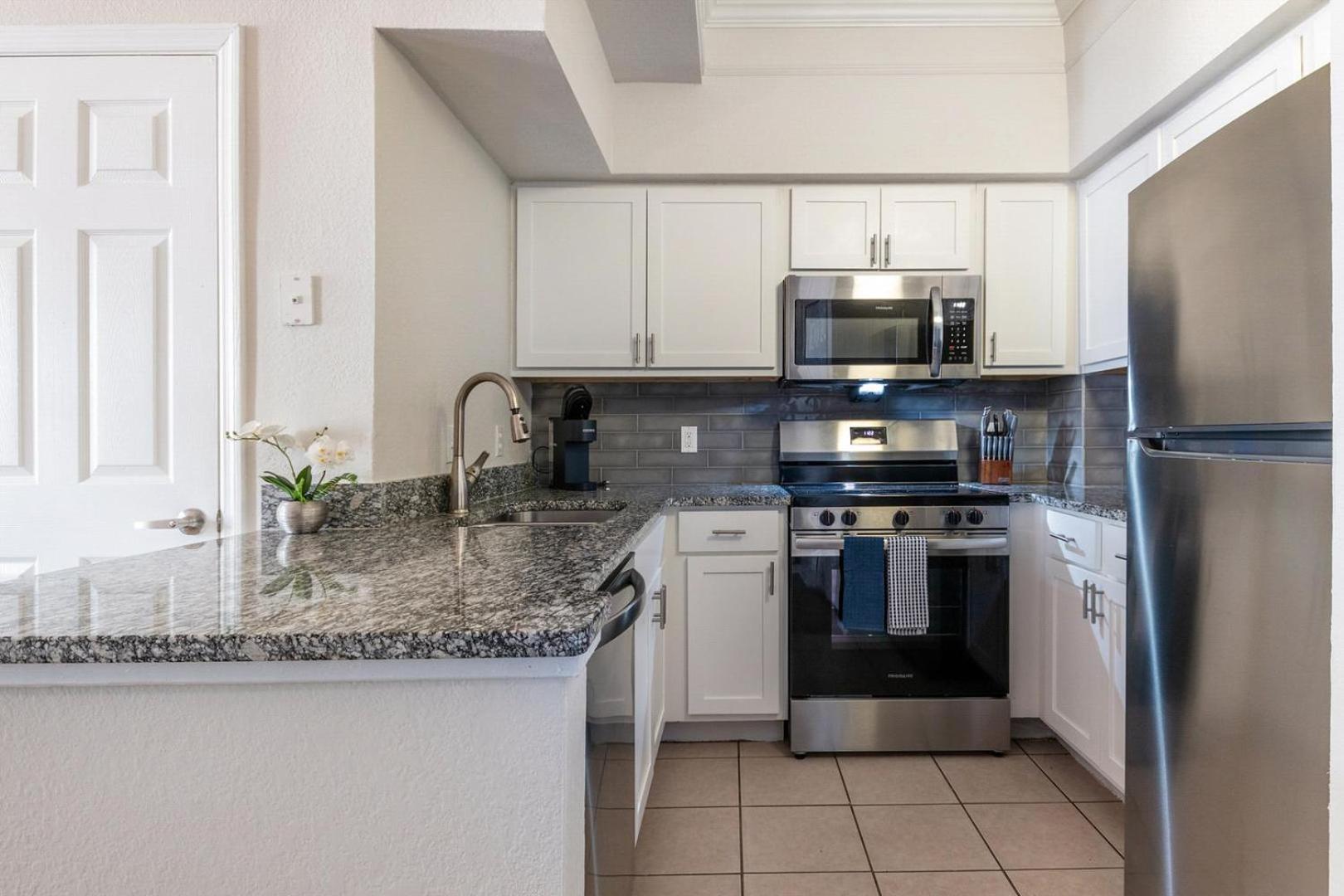 Landing Stunning 1BD Gym Pool
